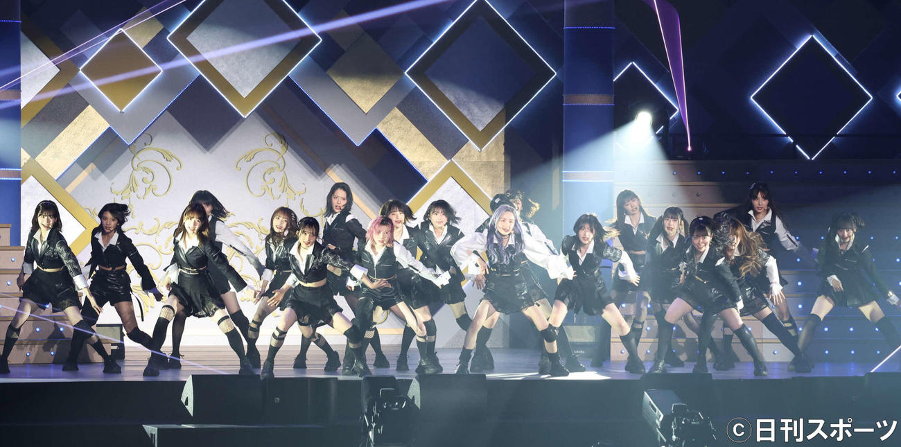 59枚目のシングル「元カレです」を披露するAKB48。センターは本田仁美（撮影・丹羽敏通）