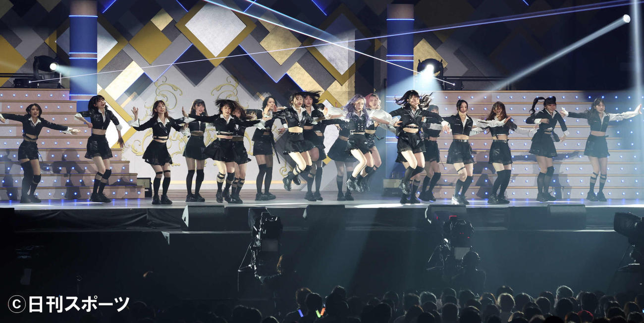 59枚目のシングル「元カレです」を披露するAKB48。センターは本田仁美（撮影・丹羽敏通）