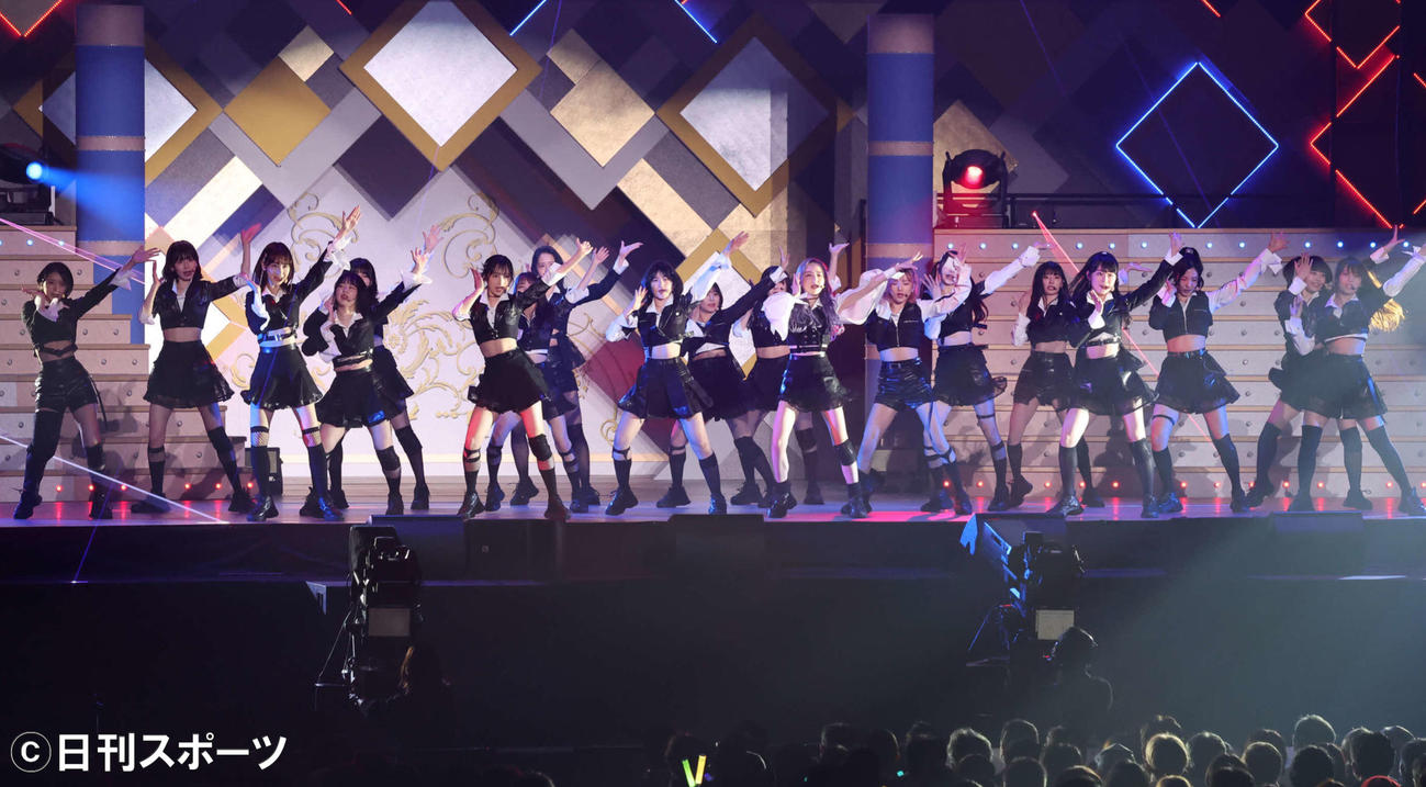 59枚目のシングル「元カレです」を披露するAKB48。センターは本田仁美（撮影・丹羽敏通）
