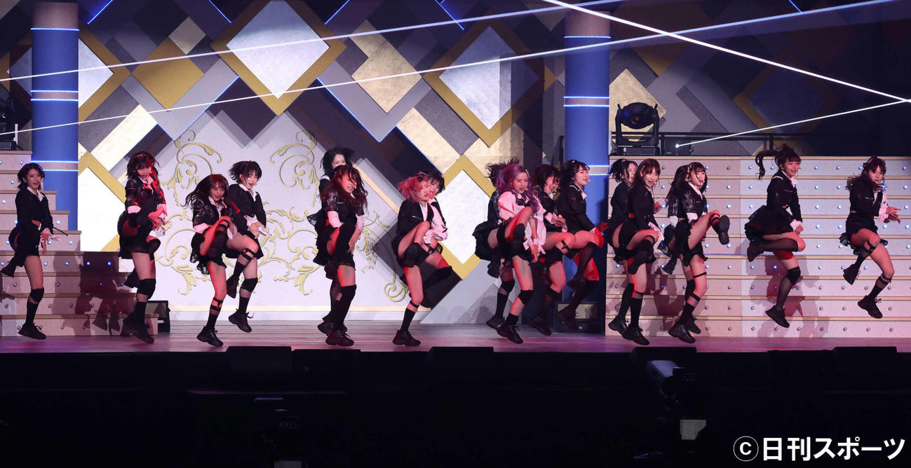 59枚目のシングル「元カレです」を披露するAKB48。センターは本田仁美（撮影・丹羽敏通）