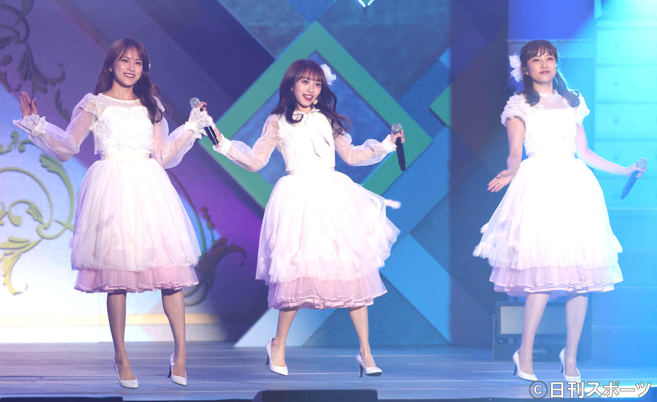 卒業セレモニーで熱唱する入山杏奈（左）と加藤玲奈（右）。中央は向井地美音（撮影・丹羽敏通）