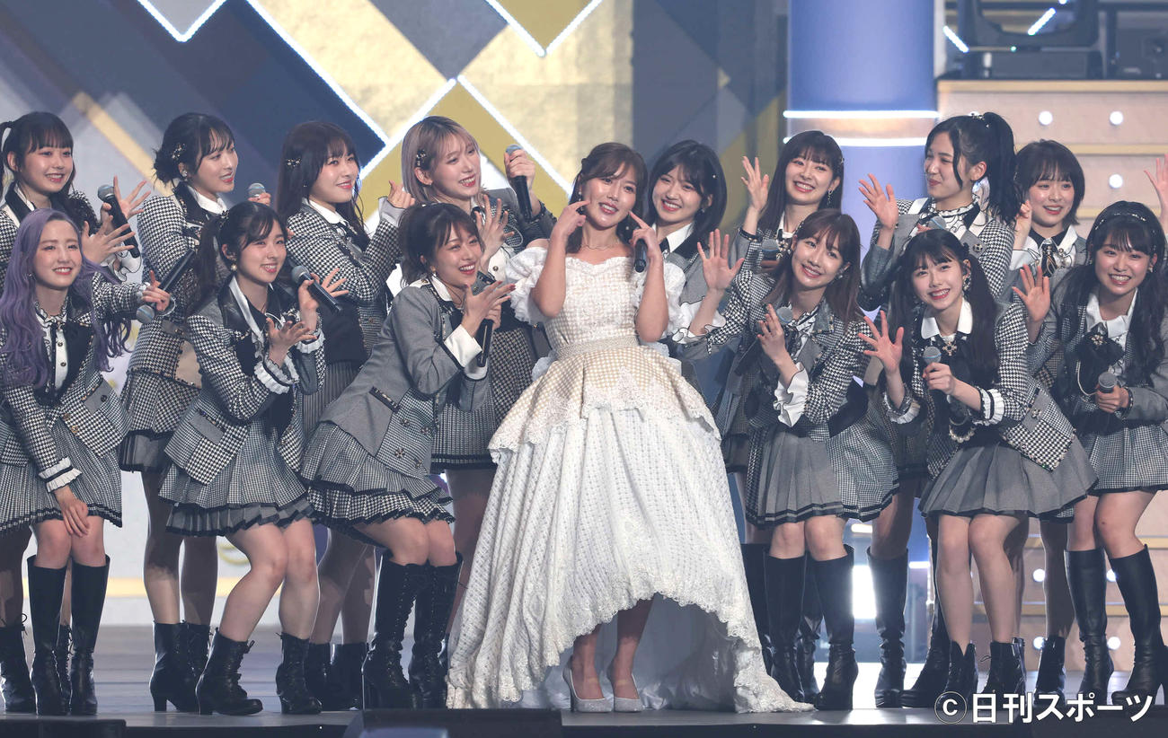 卒業セレモニーで現役メンバーたちに祝福される宮崎美穂（撮影・丹羽敏通）
