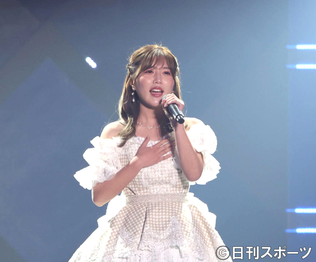 卒業セレモニーで熱唱する宮崎美穂（撮影・丹羽敏通）