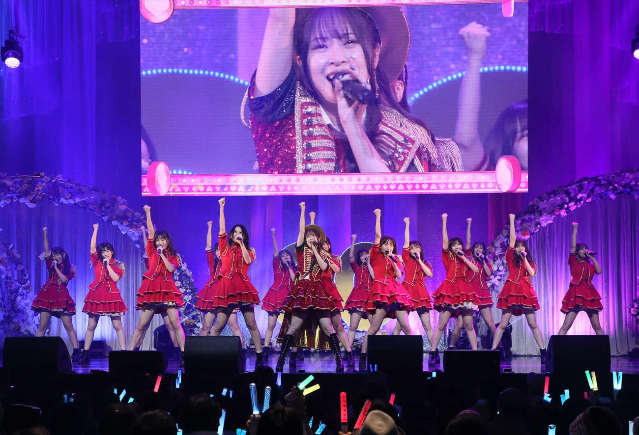 卒業コンサートの3日目夜公演で卒業生の高柳明音（中央）らとパフォーマンスするSKE48大場美奈（同右）(C)2022 Zest, Inc.／AEI