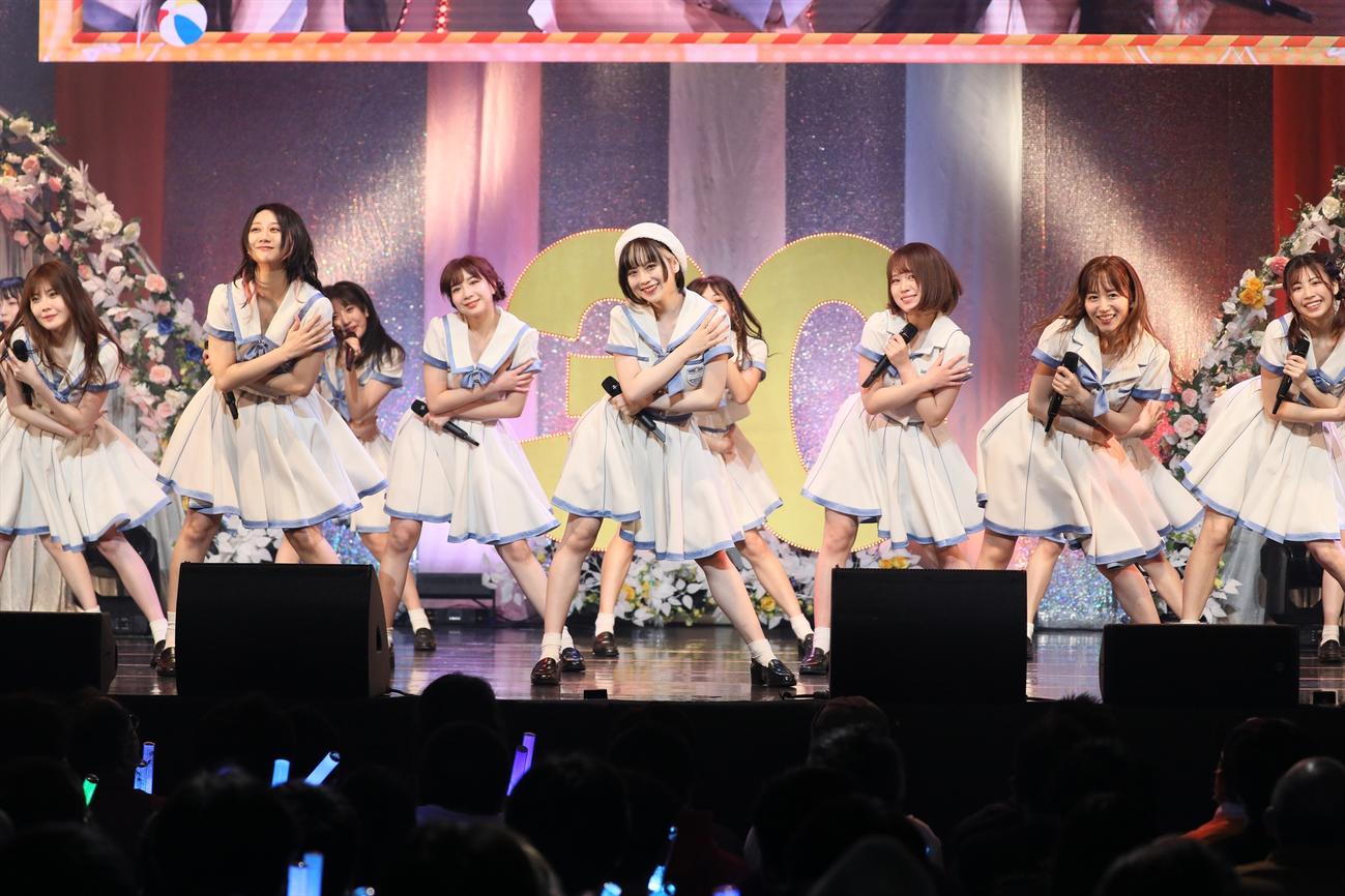 卒業コンサートの3日目夜公演を行ったSKE48大場美奈（右から2人目）。中央は卒業生の小畑優奈(C)2022 Zest, Inc.／AEI