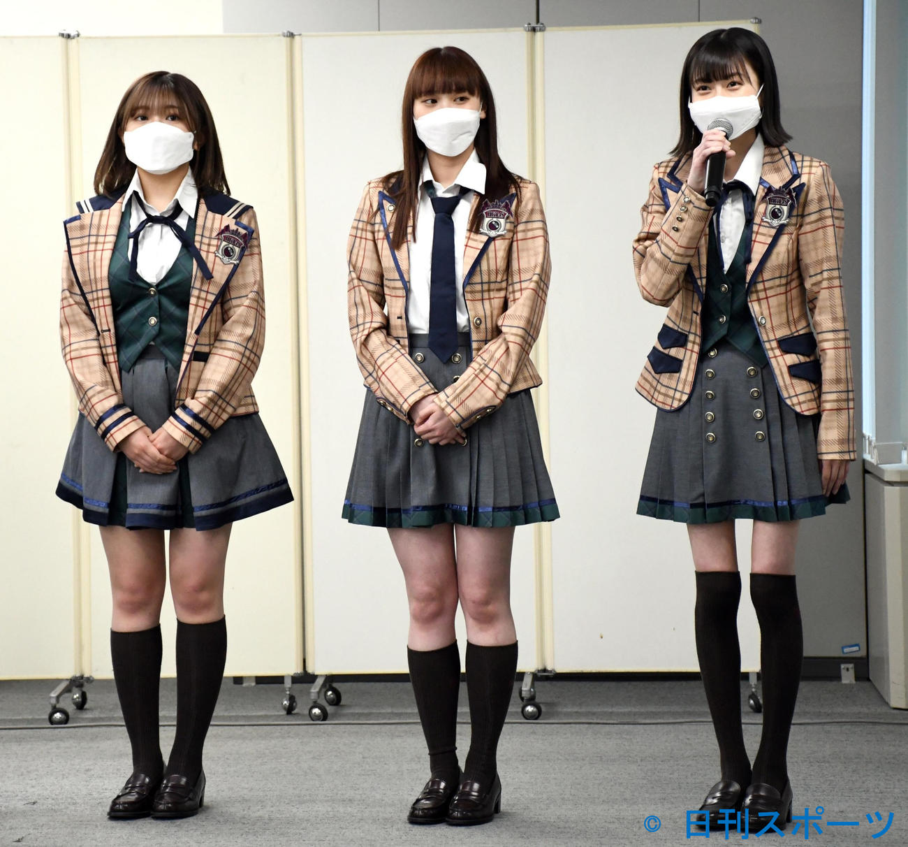 新型コロナウイルスワクチン接種の広報啓発活動で接種を呼びかけるHKT48の、左から武田智加、豊永阿紀、松岡はな（撮影・大友陽平）