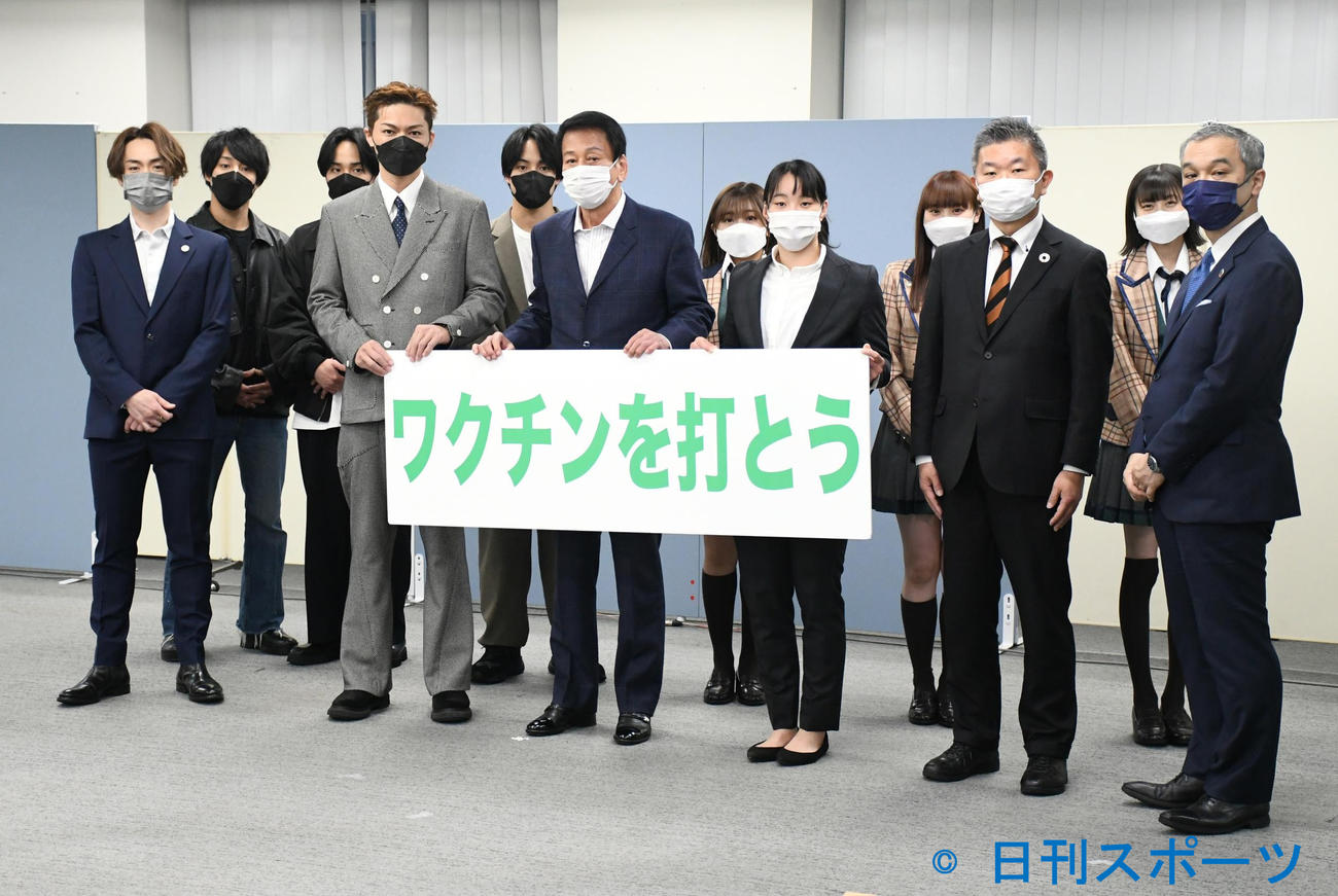 新型コロナウイルスワクチン接種の広報啓発活動を行った、前列左からTETSUYA、SHOKICHI、杉良太郎、入江聖奈、井村和夫氏、正木義久氏、後列左から佐藤綾人、佐藤颯人、佐藤嘉人、武田智加、豊永阿紀、松岡はな（撮影・大友陽平）