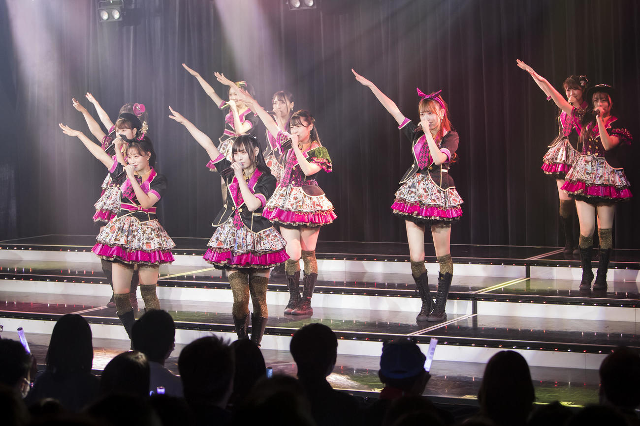 卒業公演でパフォーマンスする梅山恋和（最前列右）（C）NMB48