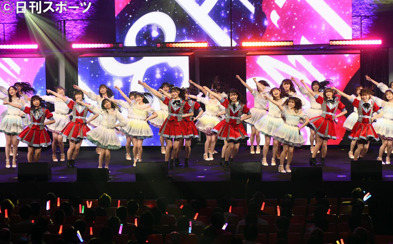 3年ぶりのライブツアー初日公演でゲストで赤の衣装のNGT48と「Maxとき315号」を披露するHKT48（撮影・大友陽平）