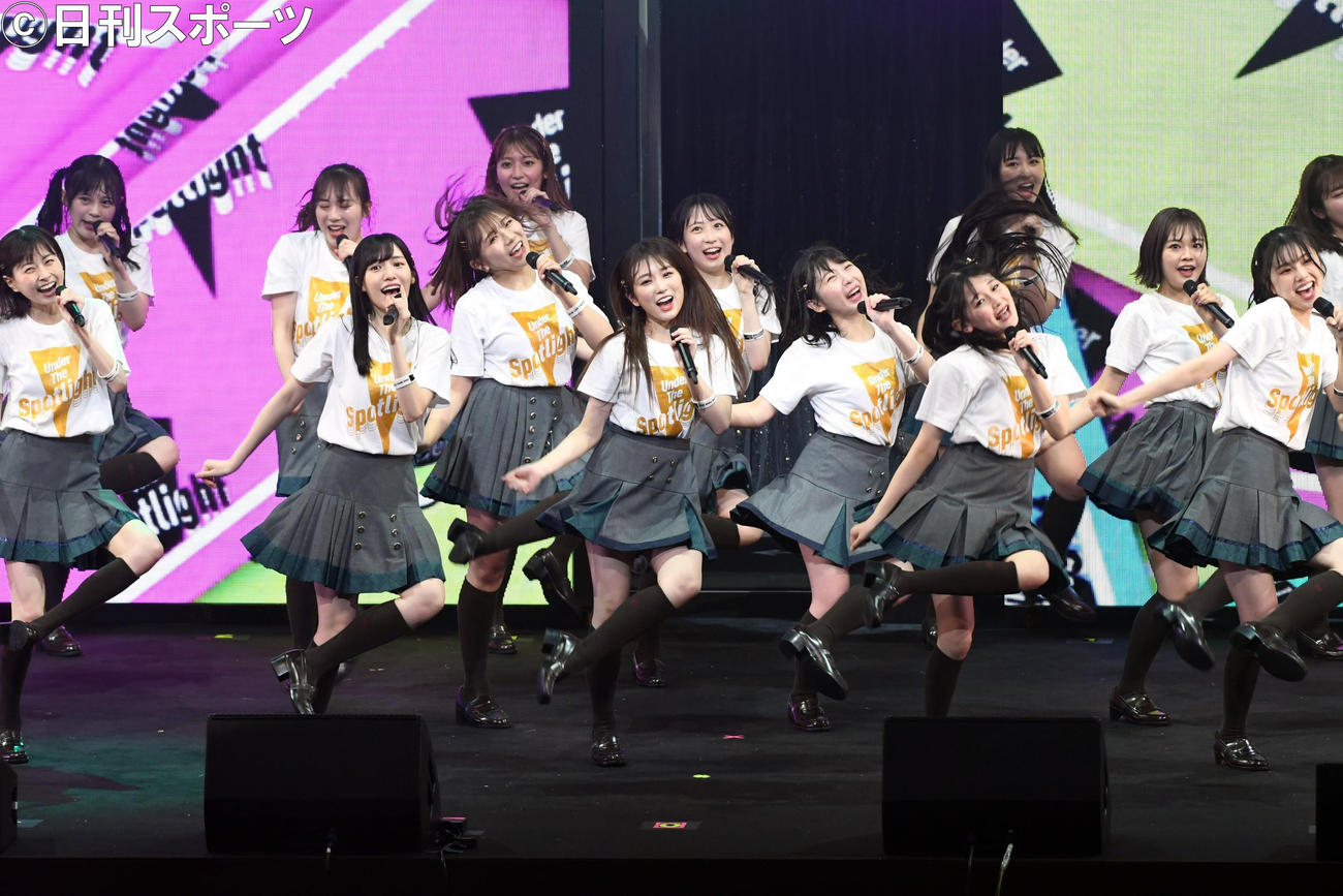 3年ぶりのライブツアー初日公演でパフォーマンスするHKT48（撮影・大友陽平）