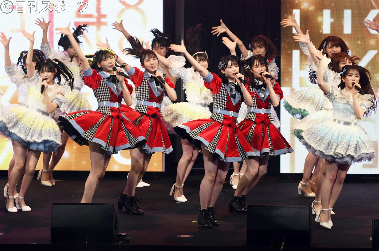 3年ぶりのライブツアー初日公演でゲストで赤の衣装のNGT48と「Maxとき315号」を披露するHKT48（撮影・大友陽平）