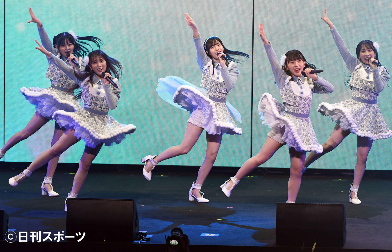 3年ぶりのライブツアー初日公演を行ったHKT48の、左から石橋颯、矢吹奈子、運上弘菜、堺萌香、渡部愛加里（撮影・大友陽平）