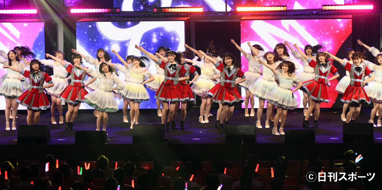 3年ぶりのライブツアー初日公演でゲストで赤の衣装のNGT48と「Maxとき315号」を披露するHKT48（撮影・大友陽平）