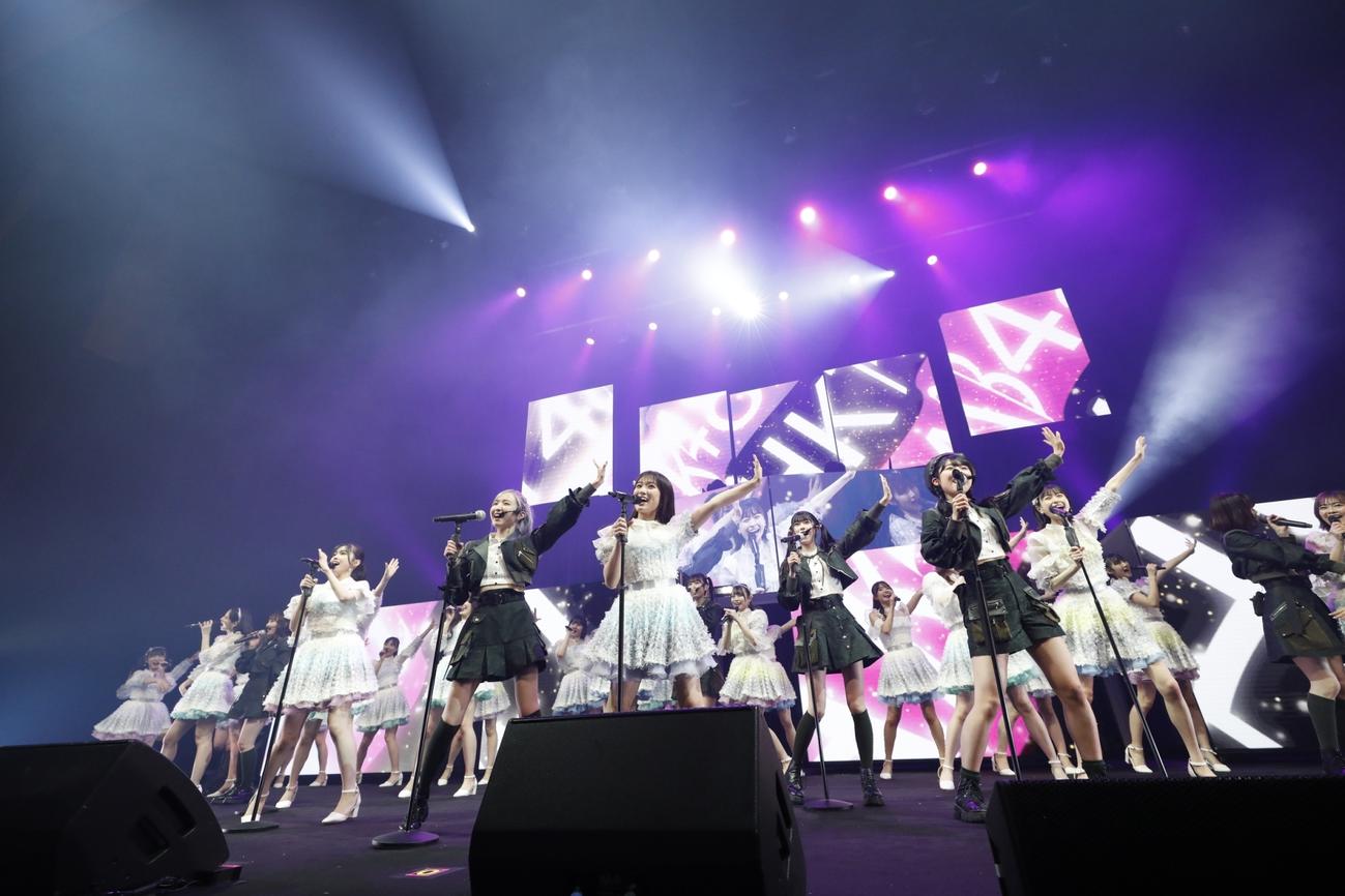HKT48の全国ツアー東京公演でゲスト出演したAKB48（C）Mercury