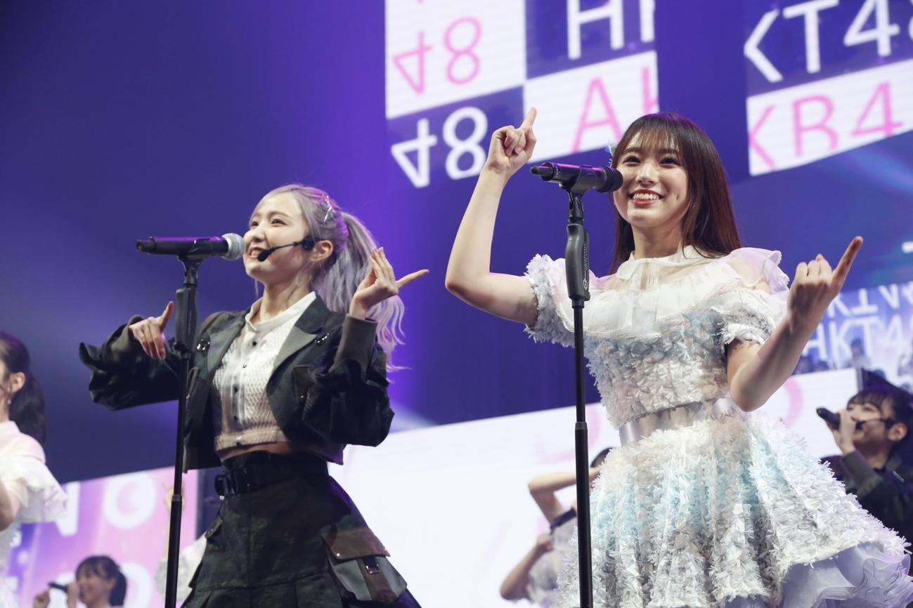 全国ツアー東京公演で歌うHKT48矢吹奈子（右）とAKB48本田仁美（C）Mercury