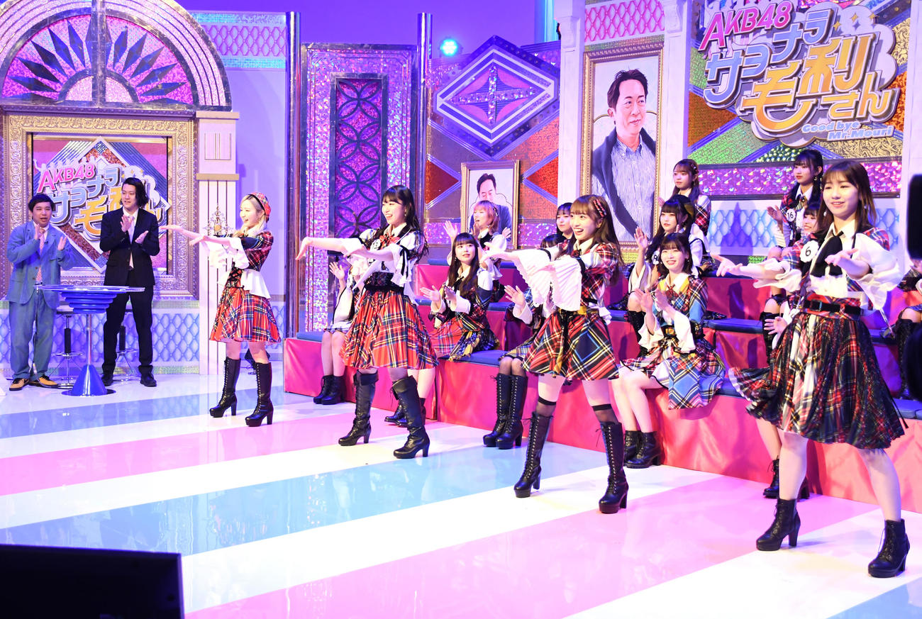 日本テレビ「AKB48　サヨナラ毛利さん」の初回収録で盛り上がるAKB48の左から3人目から本田仁美、山内瑞葵、向井地美音、柏木由紀（撮影・大友陽平）