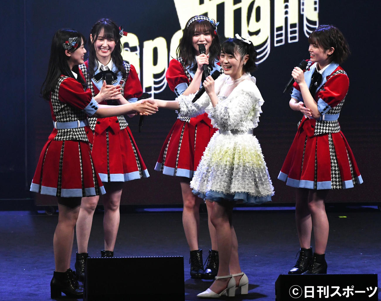 握手を交わす「はるか村」の小越春花（左）と「あいちー村」の市村愛里（撮影・大友陽平）