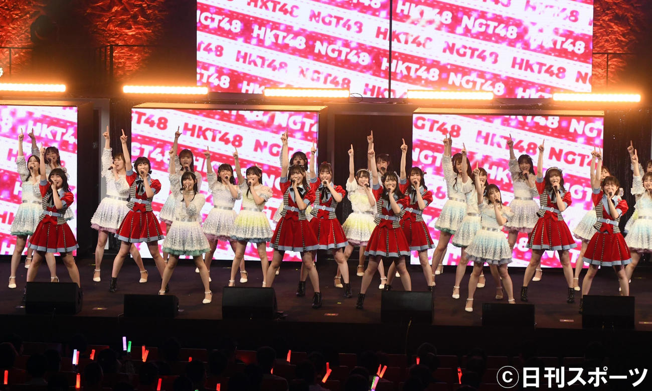 HKT48のライブツアー初日公演にゲスト出演し「Maxとき315号」を披露するNGT48（撮影・大友陽平）