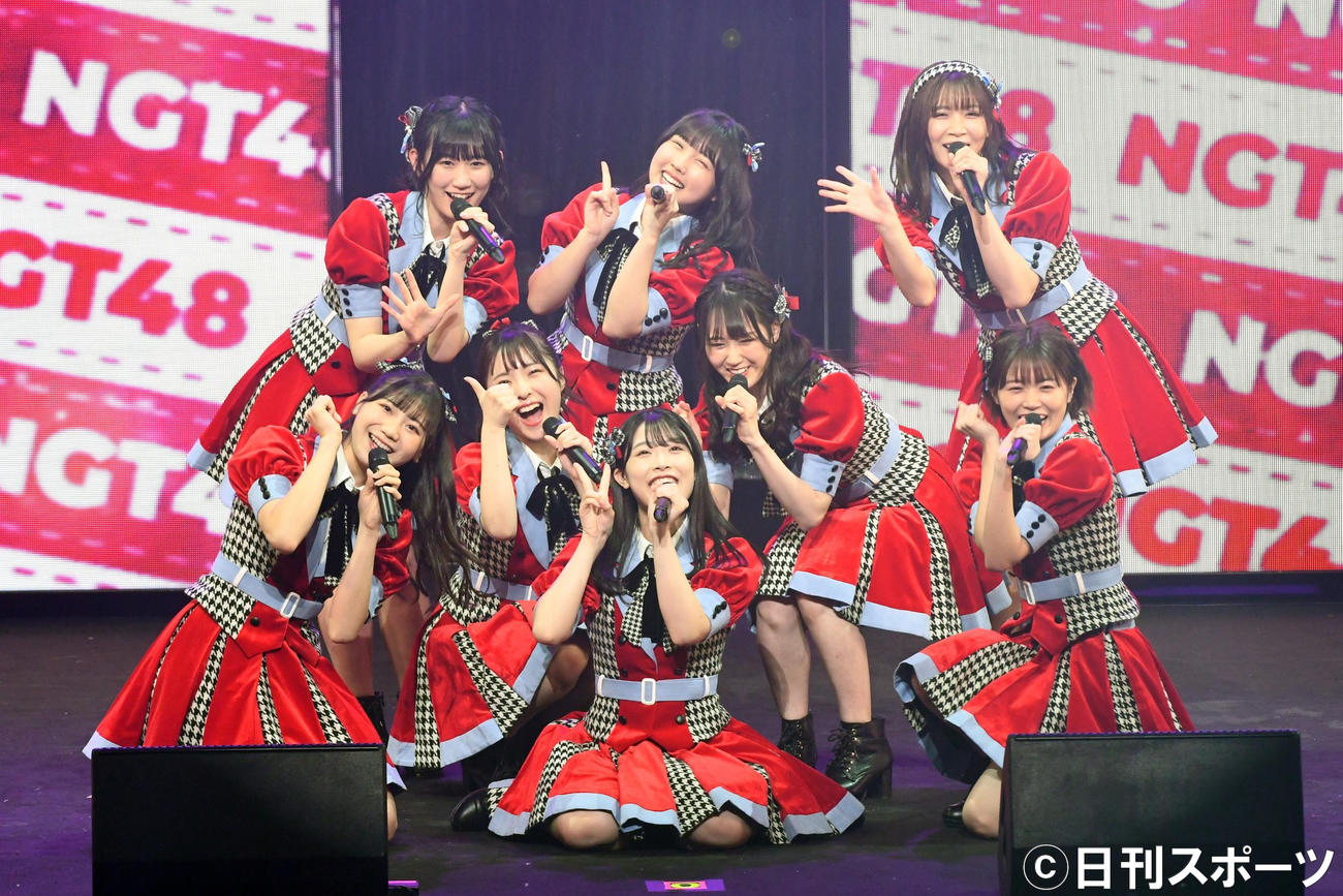 「ポンコツな君が好きだ」を披露するNGT48の、前列左から藤崎未夢、大塚七海、小越春花、西潟茉莉奈、安藤千伽奈、後列左から佐藤海里、古舘葵、奈良未遥（撮影・大友陽平）