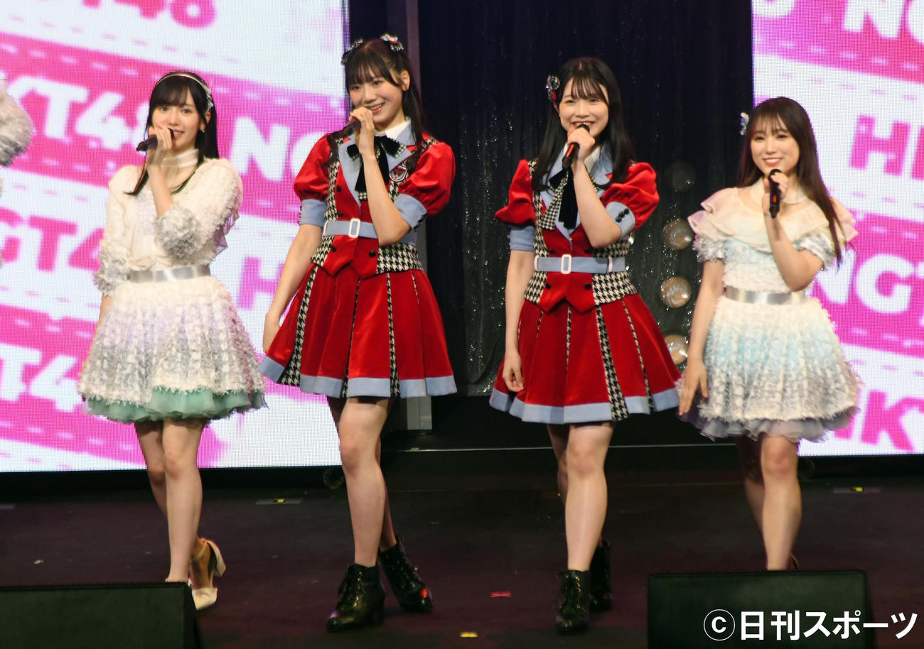 HKT48のライブツアー初日公演で歌う、左から運上弘菜、藤崎未夢、小越春花、矢吹奈子（撮影・大友陽平）