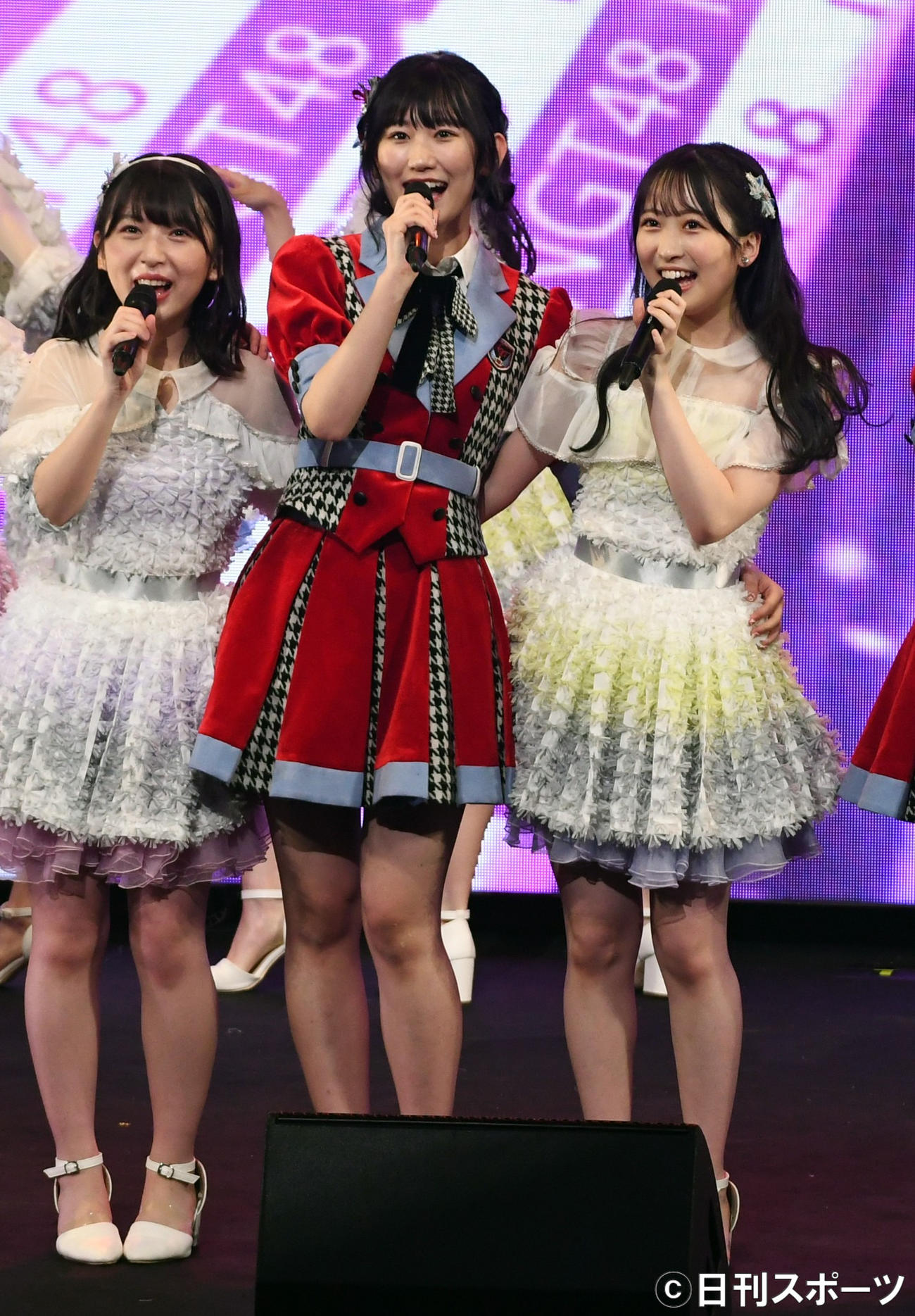 ドラフト3期生で同期の佐藤海里（中央）と渡部愛加里（右）。左は堺萌香（撮影・大友陽平）