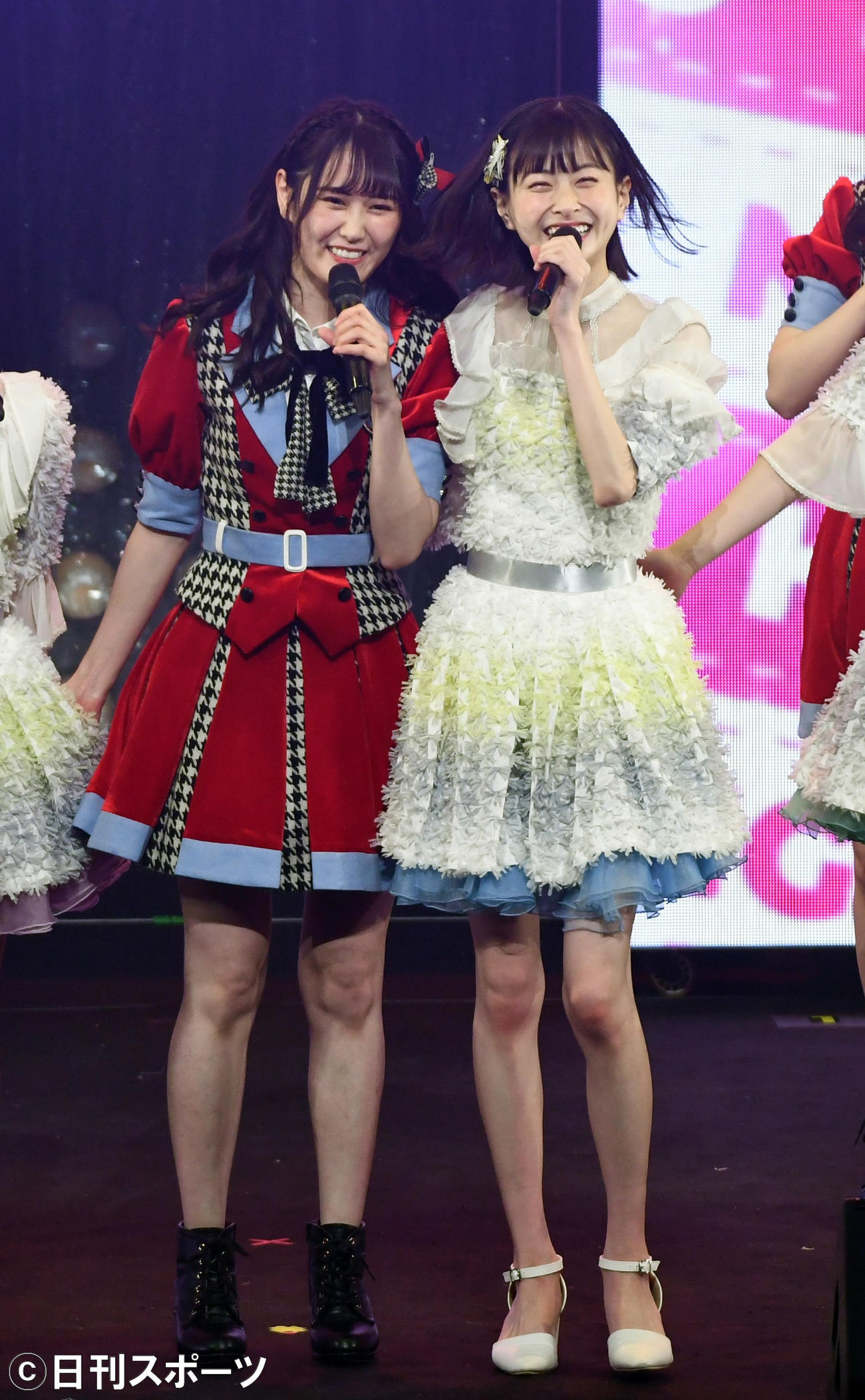 ドラフト2期生で同期の西潟茉莉奈（左）と松岡はな（撮影・大友陽平）