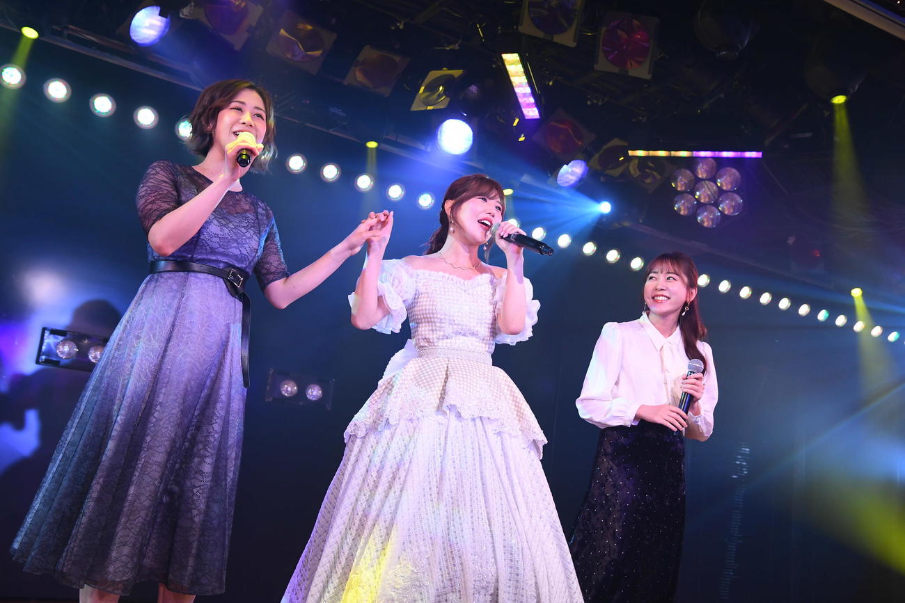 卒業公演に駆けつけた大家志津香（左）、多田愛佳（右）と歌うAKB48宮崎美穂（C）AKB48