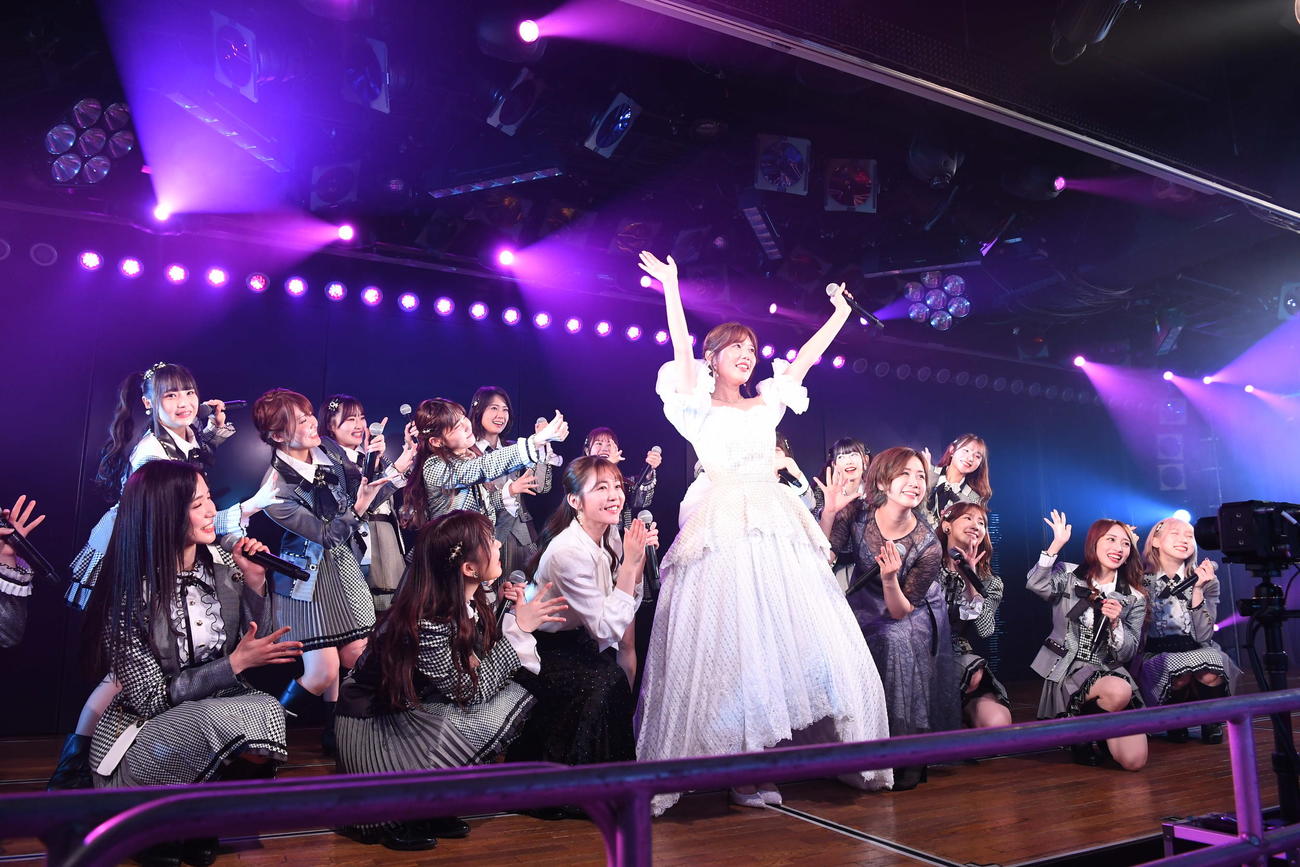 卒業公演を行ったAKB48宮崎美穂（中央）（C）AKB48