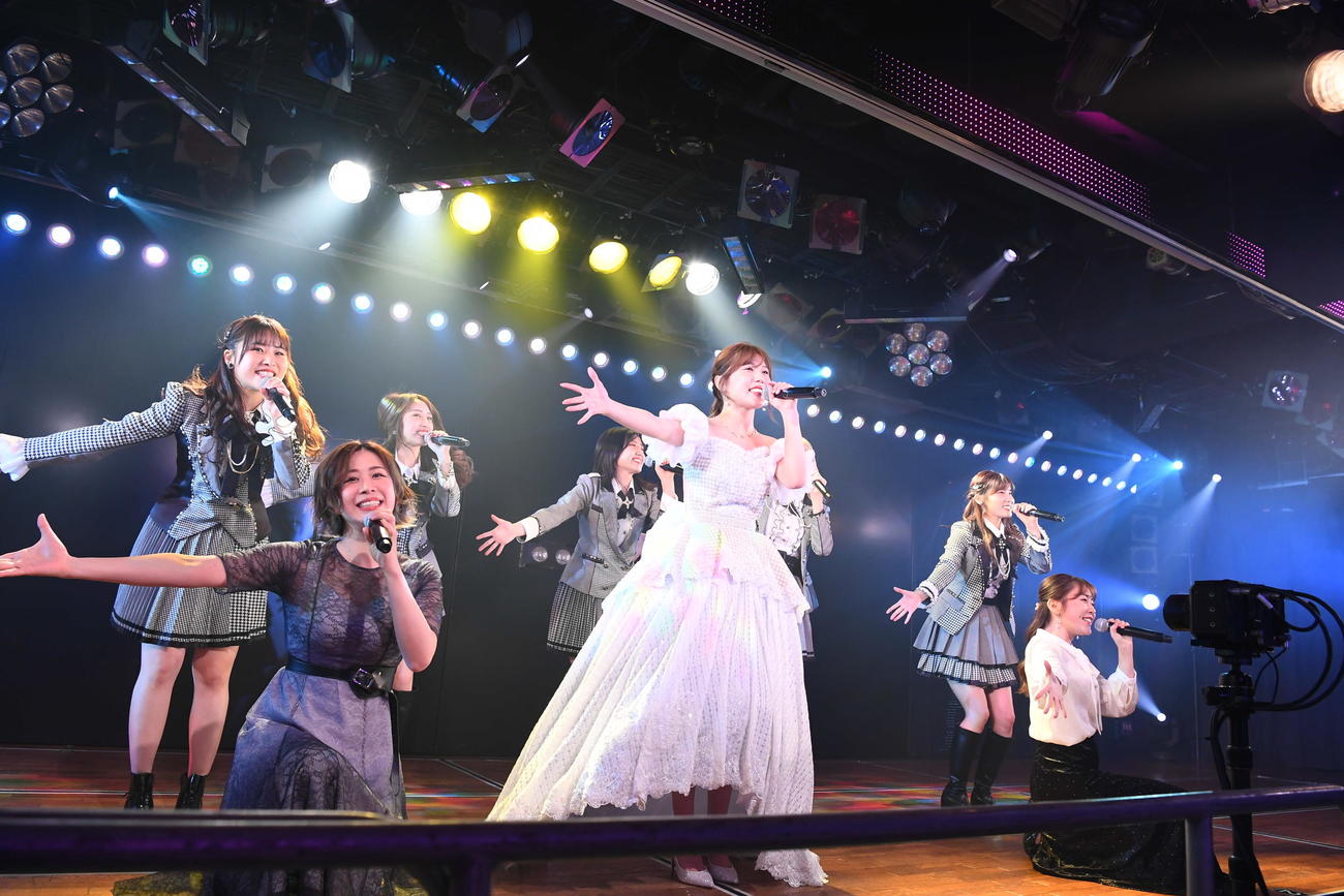 卒業公演を行ったAKB48宮崎美穂（中央）（C）AKB48