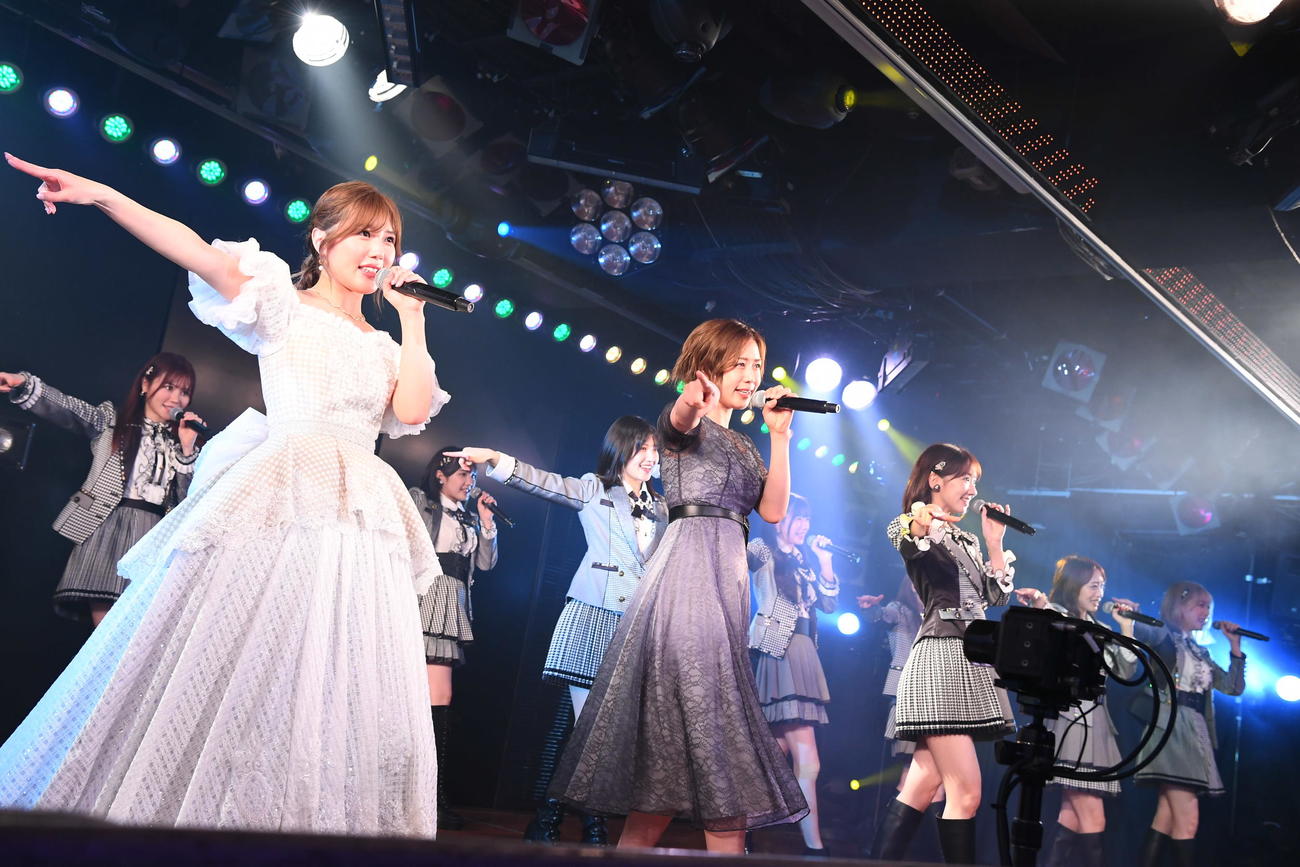 卒業公演を行ったAKB48宮崎美穂（左）（C）AKB48