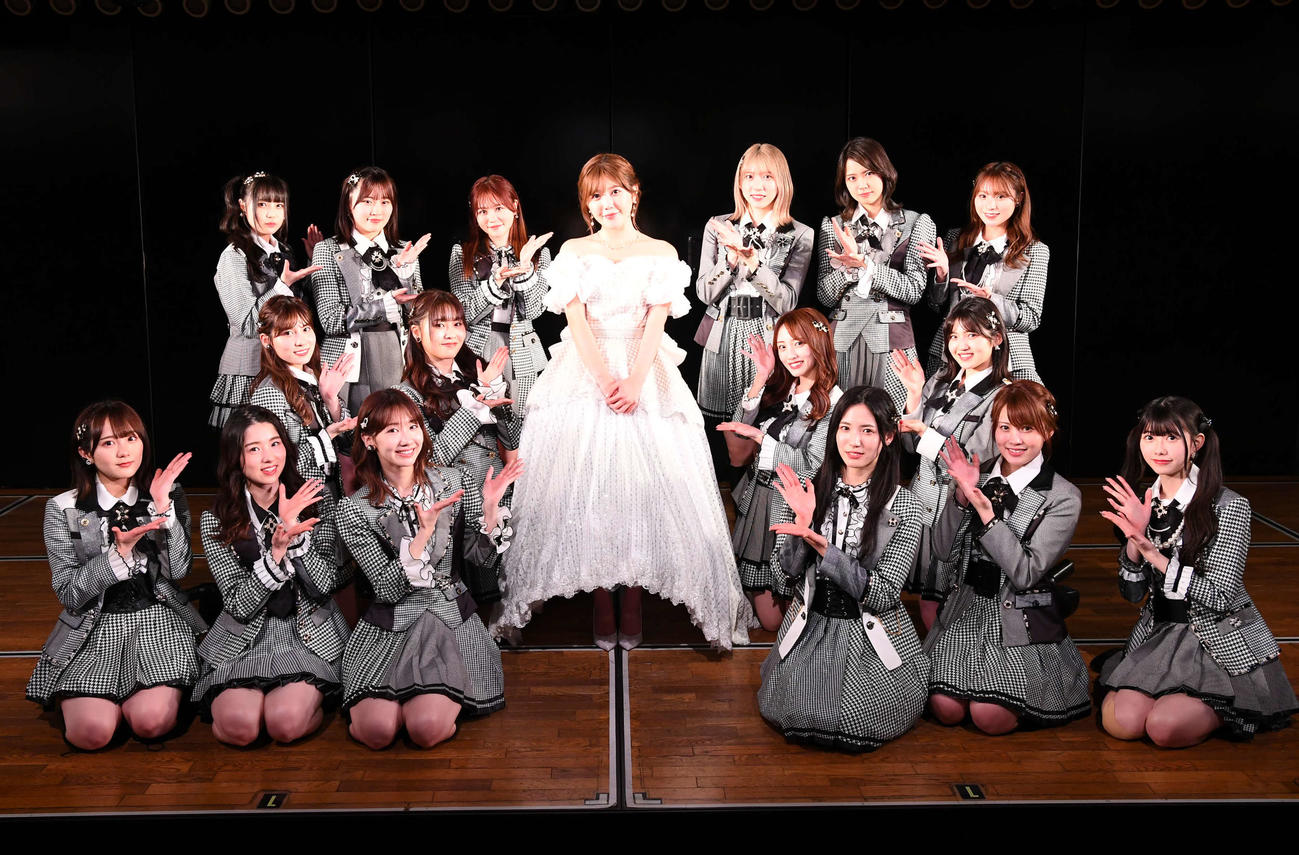 卒業公演に出演したメンバーと写真に納まるAKB48宮崎美穂（中央）（C）AKB48