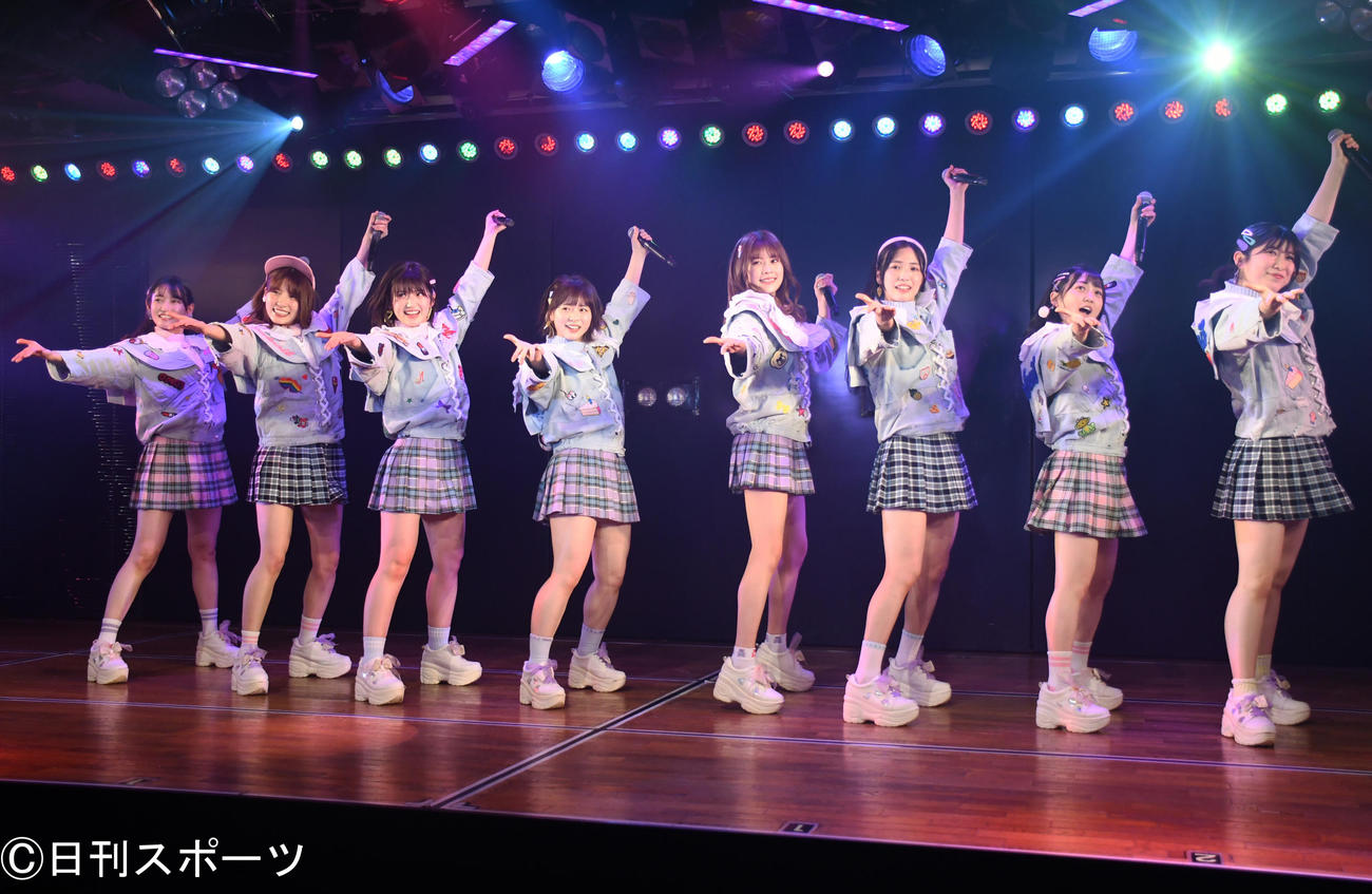 倉野尾チーム4の「サムネイル公演」初日公演でパフォーマンスするAKB48の、左から黒須遥香、谷口めぐ、村山彩希、倉野尾成美、吉川七瀬、下尾みう、多田京加、吉田華恋（撮影・大友陽平）