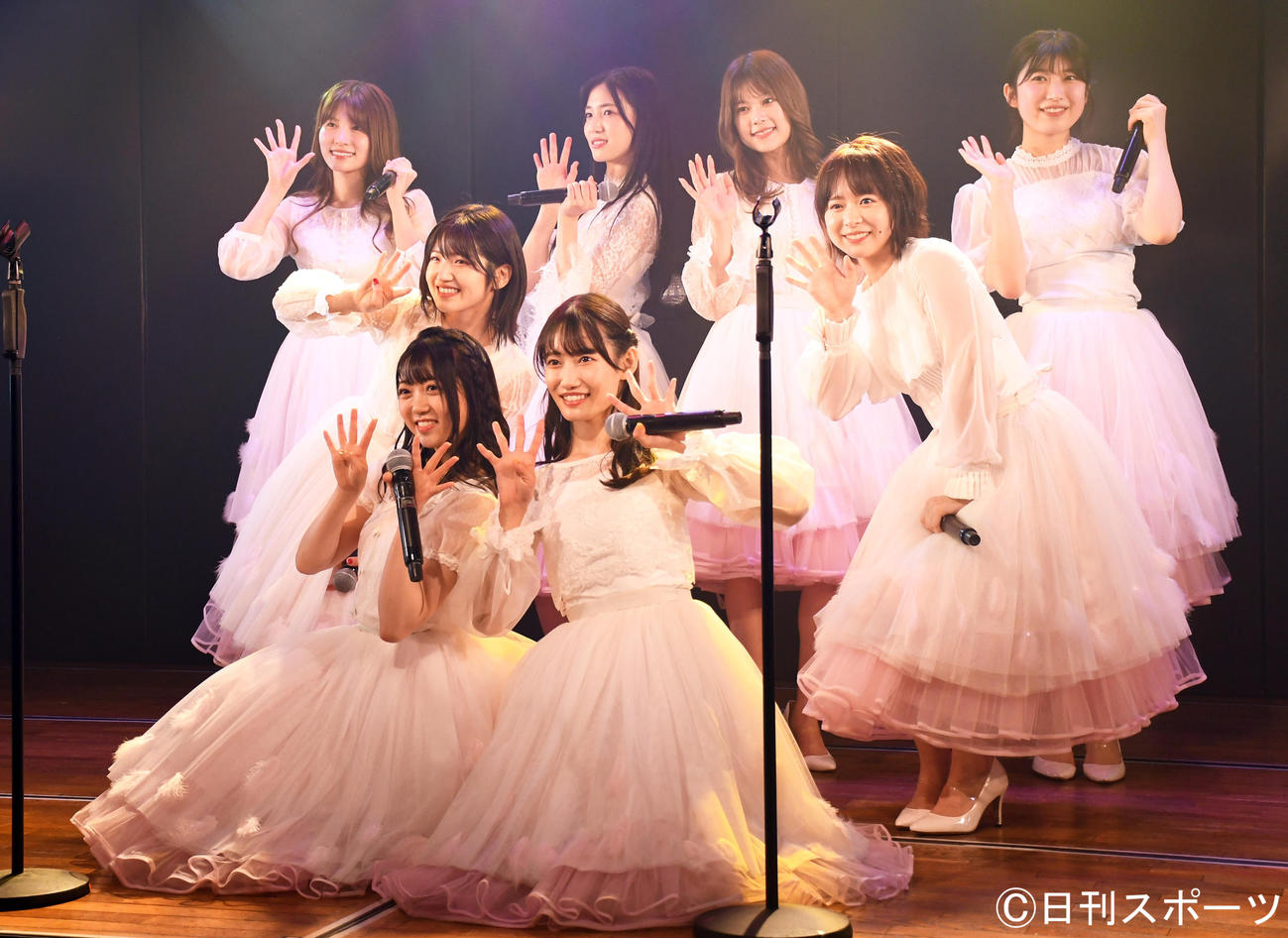 倉野尾チーム4の「サムネイル公演」初日公演でパフォーマンスするAKB48の、前列左から多田京加、黒須遥香、中列左から村山彩希、倉野尾成美、後列左から谷口めぐ、下尾みう、吉川七瀬、吉田華恋（撮影・大友陽平）
