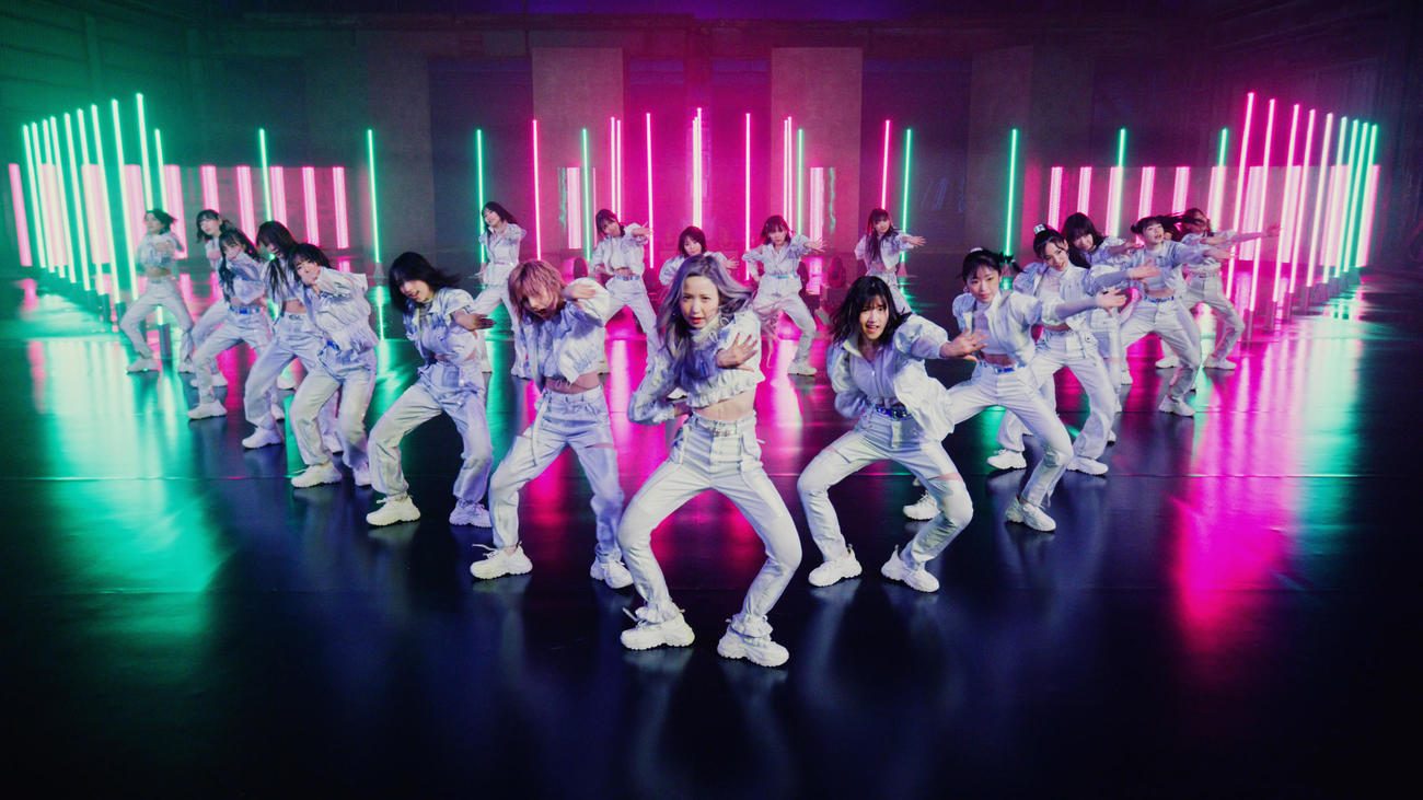 AKB48の新シングル「元カレです」ミュージックビデオの一場面
