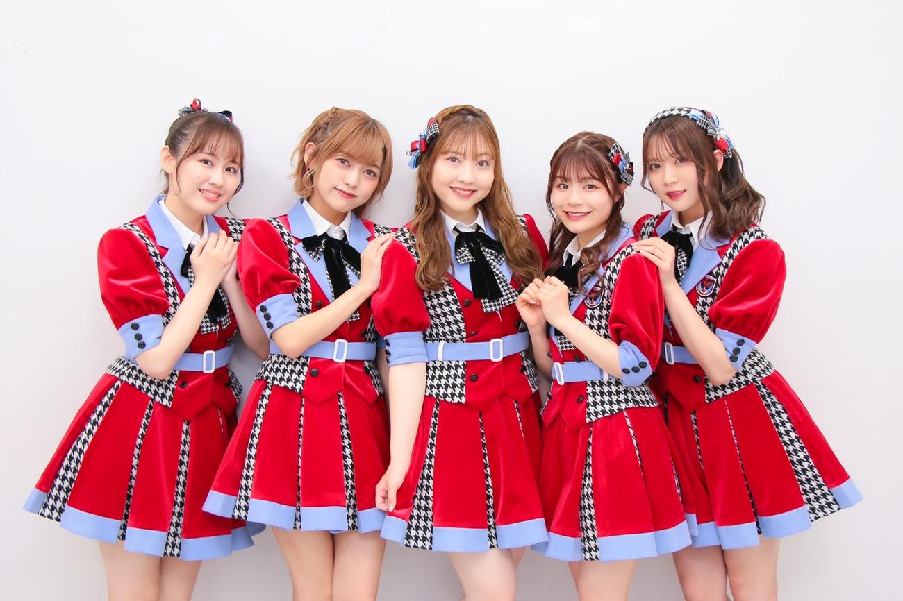 ユニット「十人十色」の、左から西村菜那子、中村歩加、日下部愛菜、清司麗菜、奈良未遥　（C)Flora