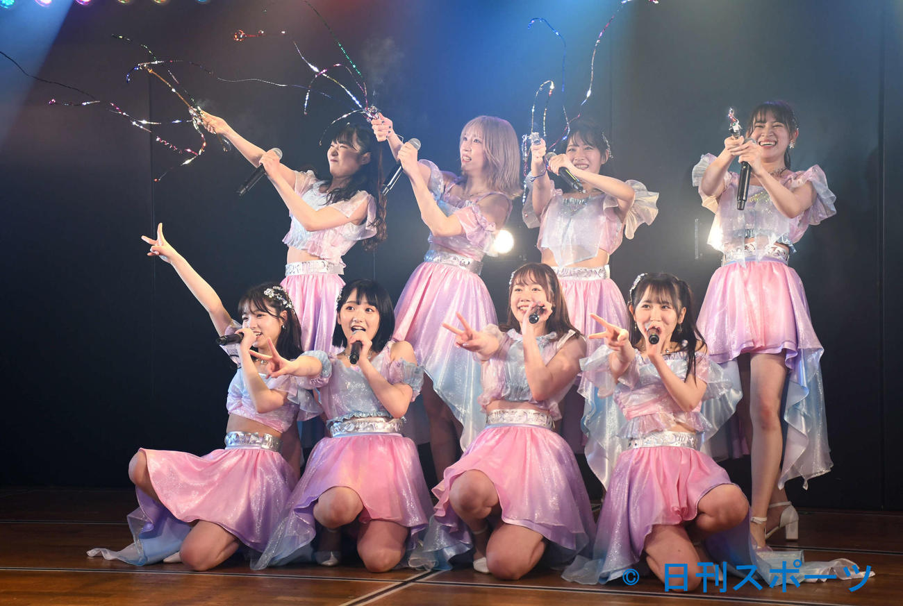 田口チームK「逆上がり公演」初日公演に出演したAKB48の、前列左から高橋彩音、田口愛佳、服部有菜、山邊歩夢、後列左から山内瑞葵、茂木忍、市川愛美、下口ひなな（撮影・大友陽平）