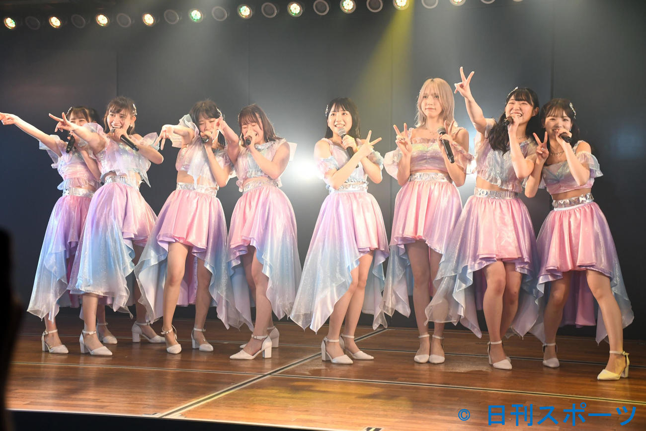 田口チームK「逆上がり公演」初日公演に出演したAKB48の、左から山邊歩夢、下口ひなな、市川愛美、服部有菜、田口愛佳、茂木忍、山内瑞葵、高橋彩音（撮影・大友陽平）