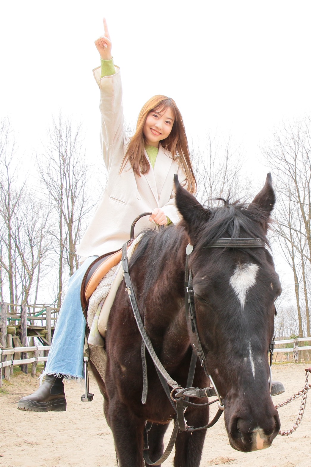 29日の卒業公演を前に大好きな馬に乗るNGT48日下部愛菜（C）Flora