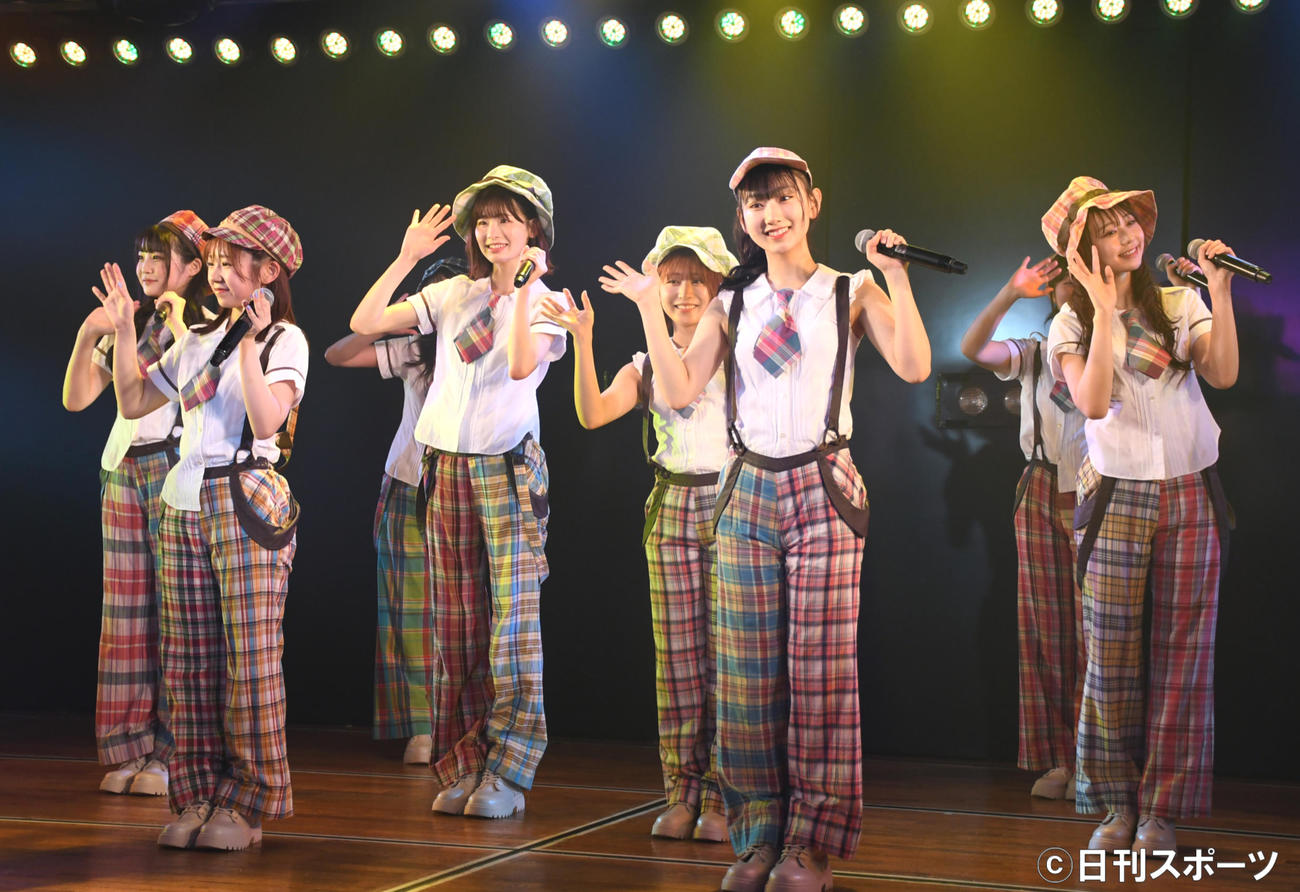 「アイドルの夜明け公演」初日公演前の公開ゲネプロでパフォーマンスするAKB48の浅井チームBメンバー（撮影・大友陽平）