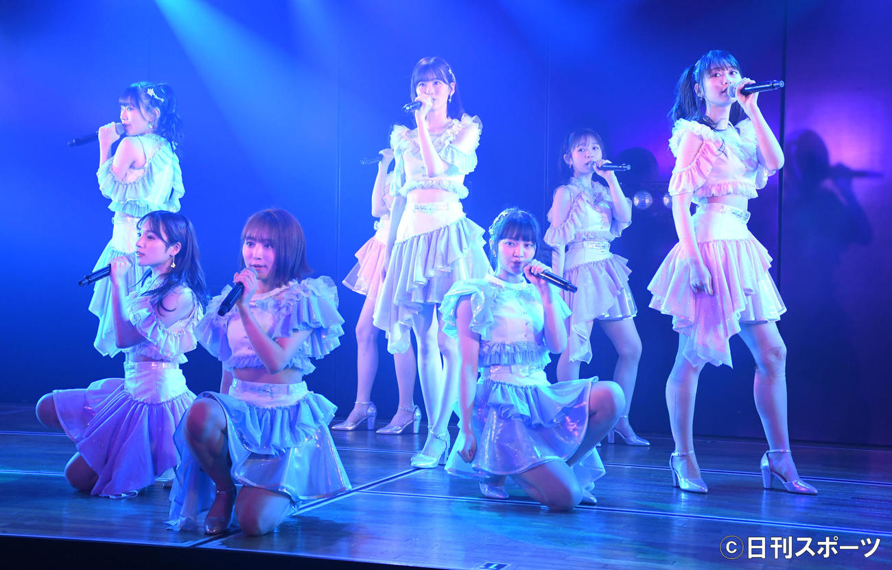「アイドルの夜明け公演」初日公演前の公開ゲネプロでパフォーマンスするAKB48の浅井チームBメンバー（撮影・大友陽平）