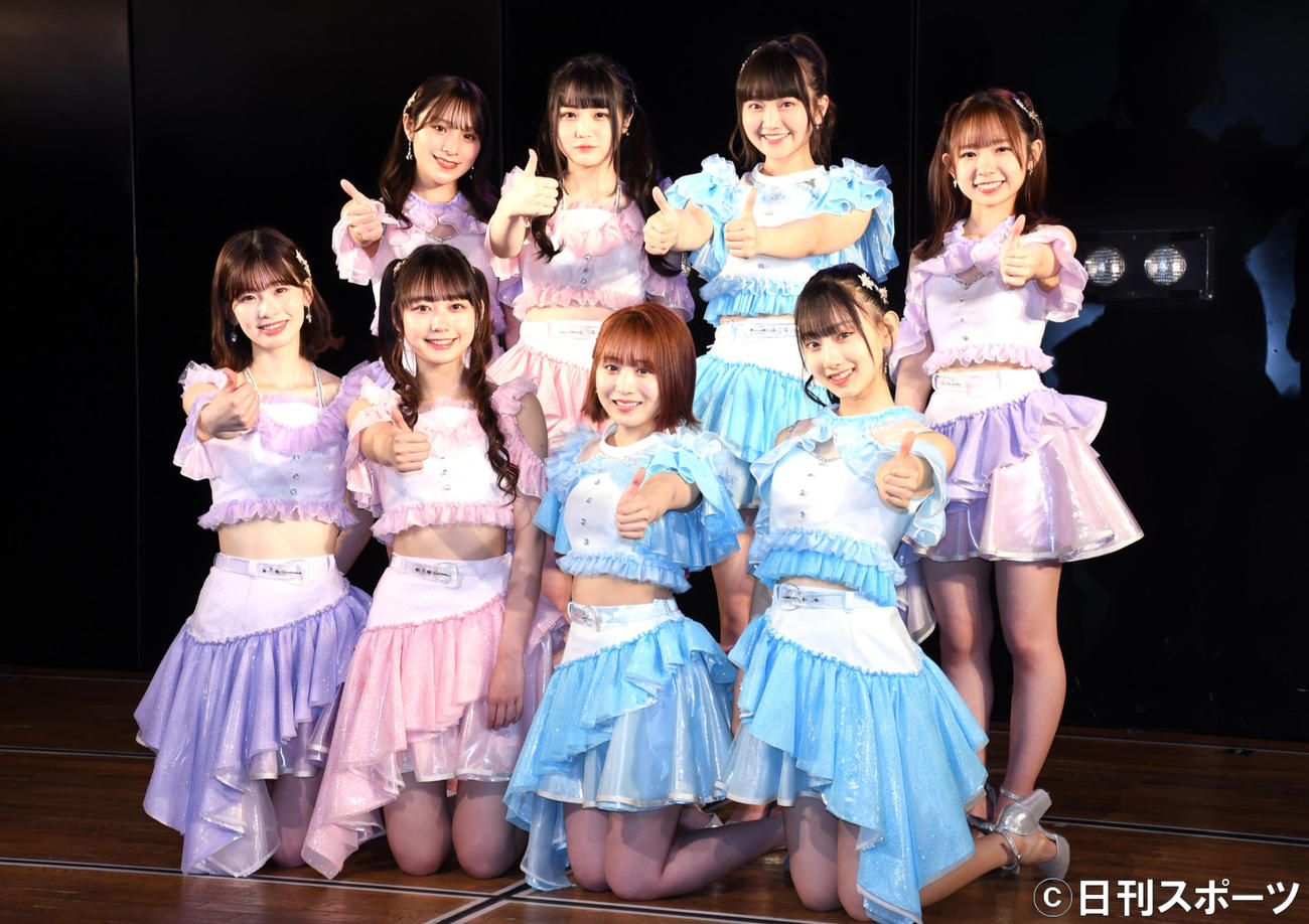 浅井チームB「アイドルの夜明け公演」初日公演に出演したAKB48の、前列左から浅井七海、大盛真歩、坂口渚沙、徳永羚海、後列左から左伴彩佳、佐藤美波、稲垣香織、石綿星南（撮影・大友陽平）