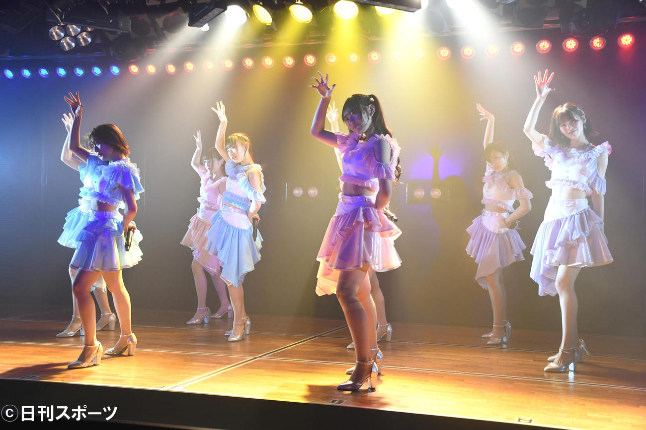 「アイドルの夜明け公演」初日公演前の公開ゲネプロでパフォーマンスするAKB48の浅井チームBメンバー（撮影・大友陽平）