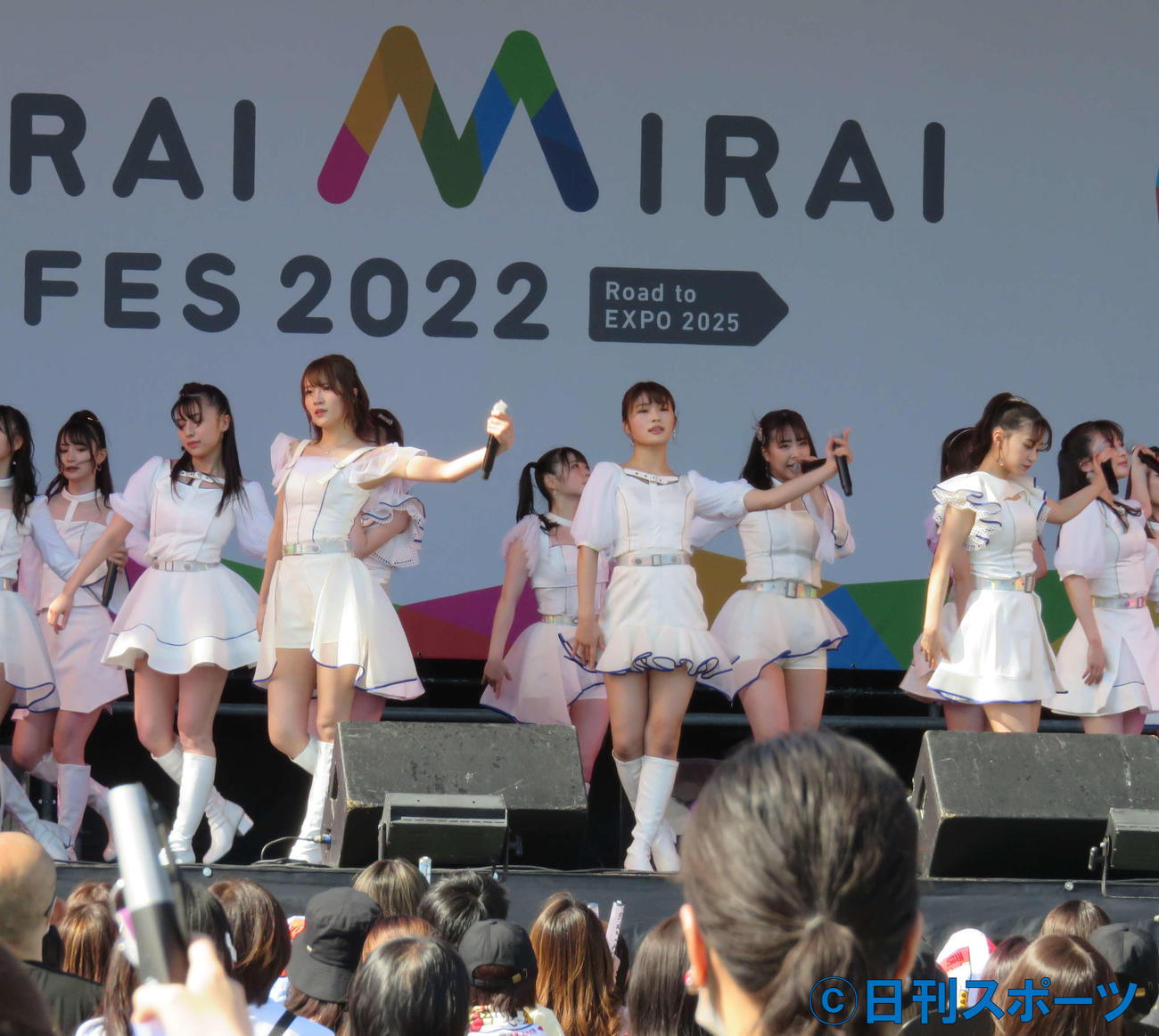 渋谷凪咲（中央右）らNMB48メンバーもフェスに出演（撮影・村上久美子）