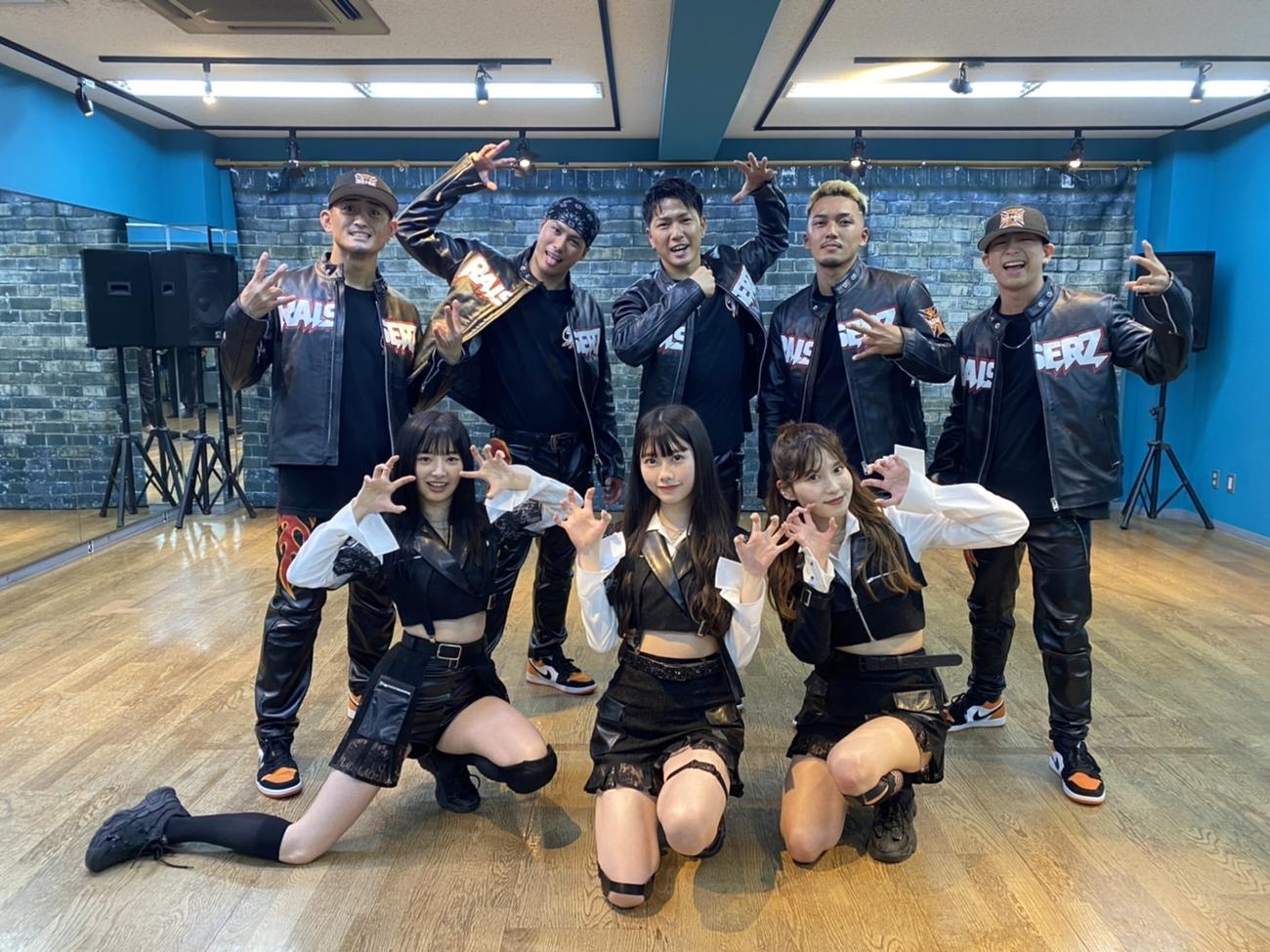 AKB48の新曲「元カレです」のダンスコラボを行ったFULLCAST RAISERZ