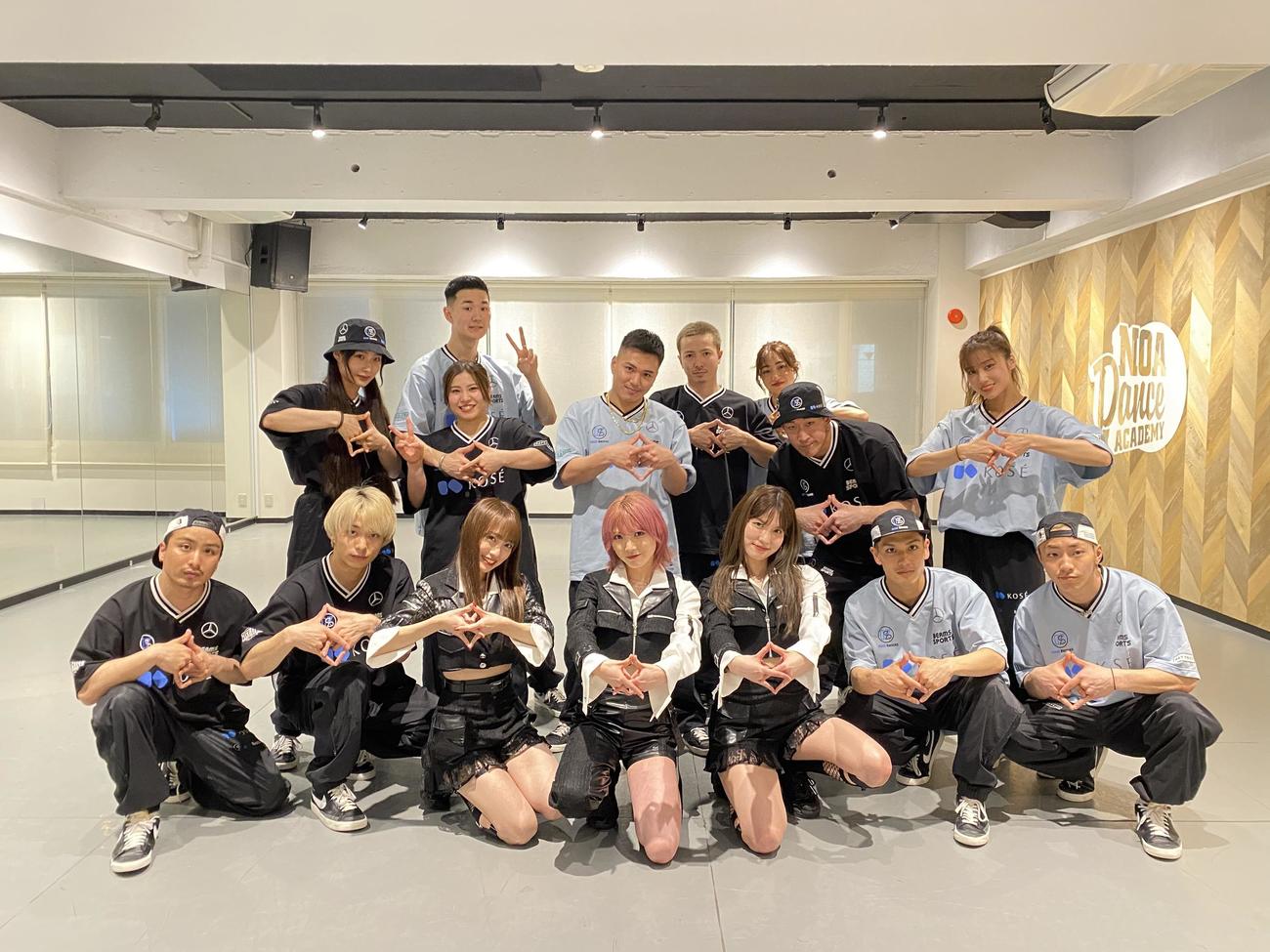 AKB48の新曲「元カレです」のダンスコラボを行ったKOSE 8ROCKS