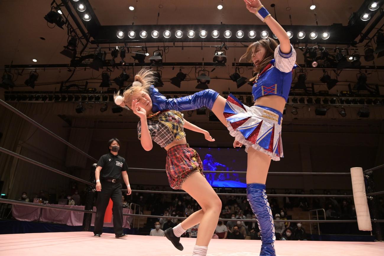 東京女子プロレス後楽園ホール大会で原宿ぽむ（左）を攻める荒井優希（C）東京女子プロレス