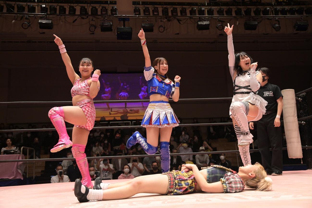 東京女子プロレス後楽園ホール大会で原宿ぽむ（手前）を攻める、左から渡辺未詩、荒井優希、辰巳リカ（C）東京女子プロレス