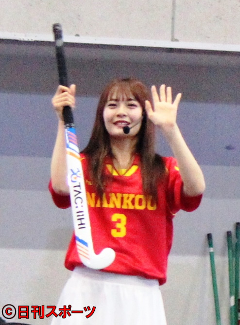 インドアホッケーのイベントに参加した湯本亜美