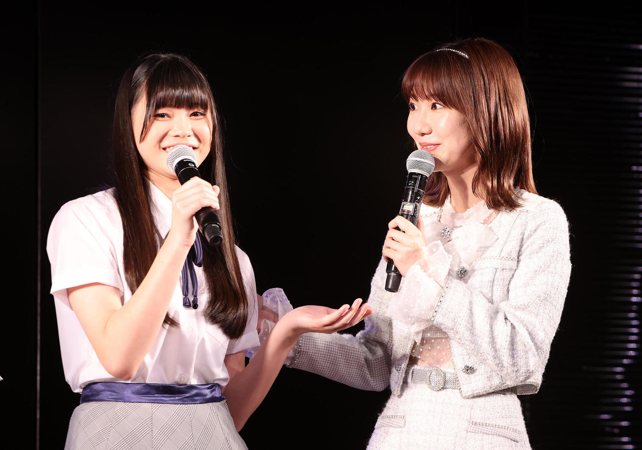 AKB48、17期生の畠山希美（左）と話す柏木由紀（撮影・鈴木正人）