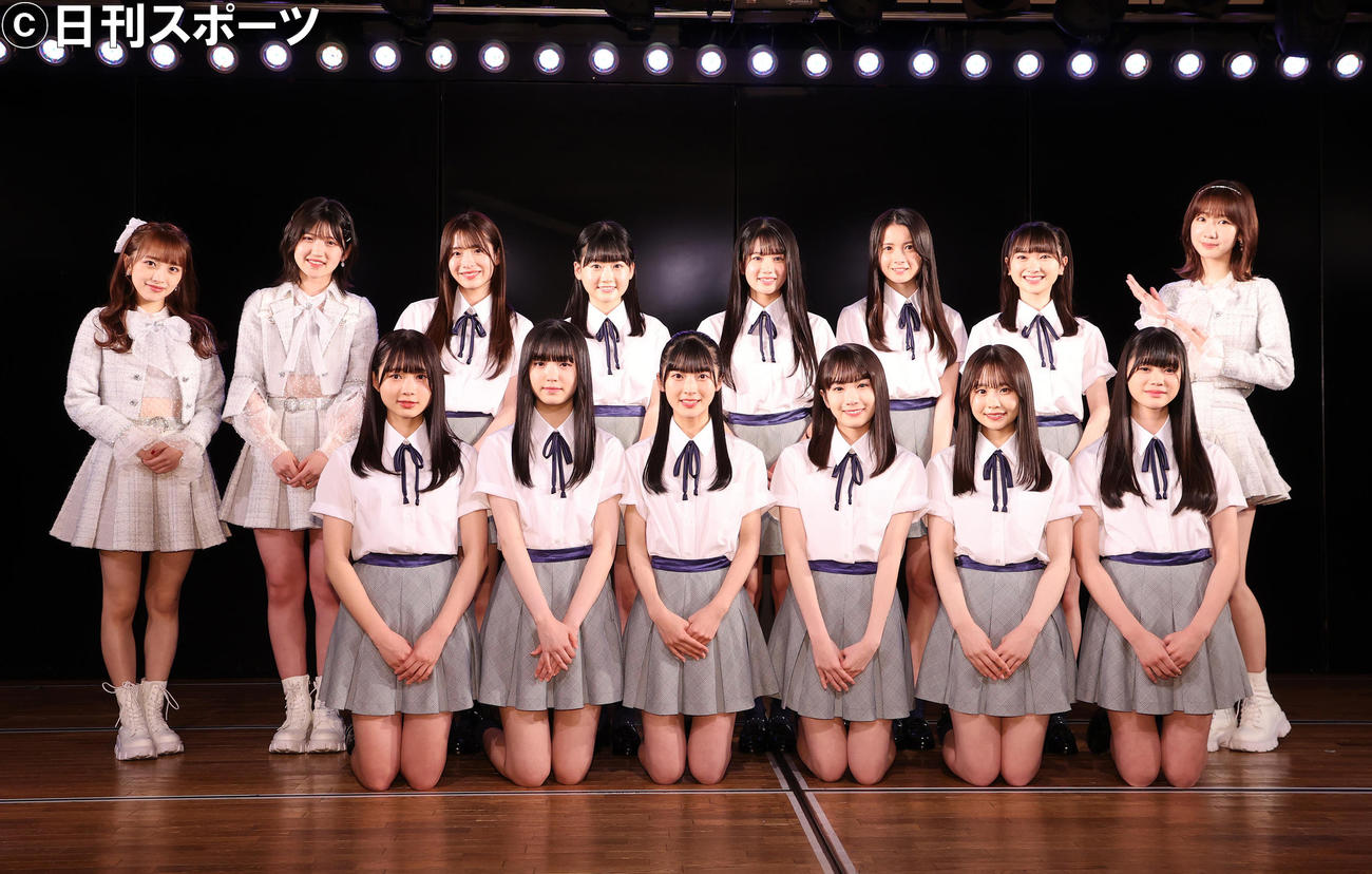 AKB48の17期生、前列左から太田有紀、小濱心音、佐藤綺星、橋本恵理子、長谷川新奈、畠山希美、後列左から、向井地美音、村山彩希、平田侑希、布袋百椛、正鋳真優、水島美結、山崎空、柏木由紀（撮影・鈴木正人）